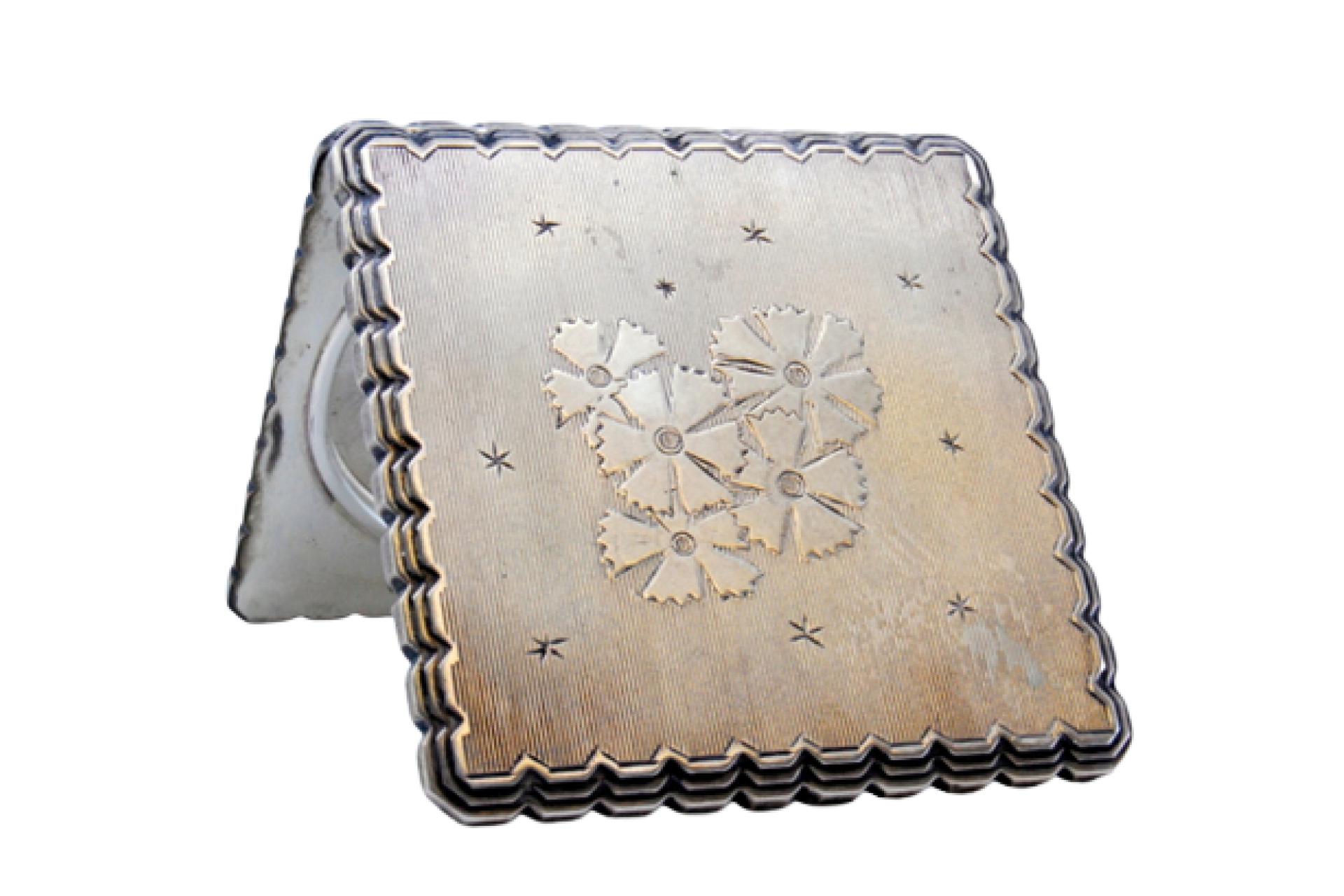 Description: Fluted silver toiletry box with floral motifs and beading on the edge. Metal: Silver. Origin: European. Brand: Absent. Weight: 65.97 grams. Dimensions: 6.5x6.5cm. Content: 835/1000. Assay Mark: No. Additional information: Good condition.
