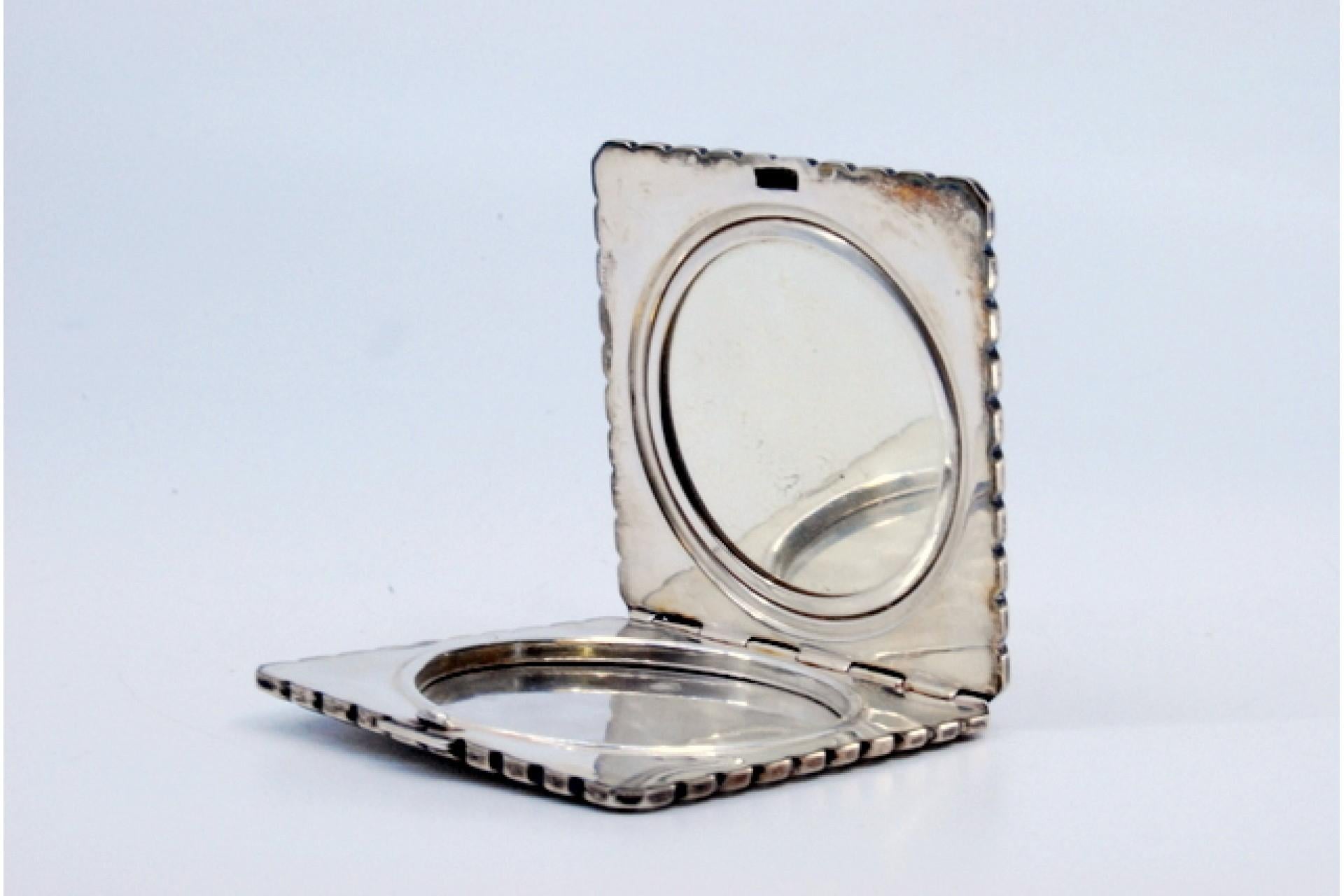 European Fluted silver toiletry box with floral motifs and beading on the surround For Sale