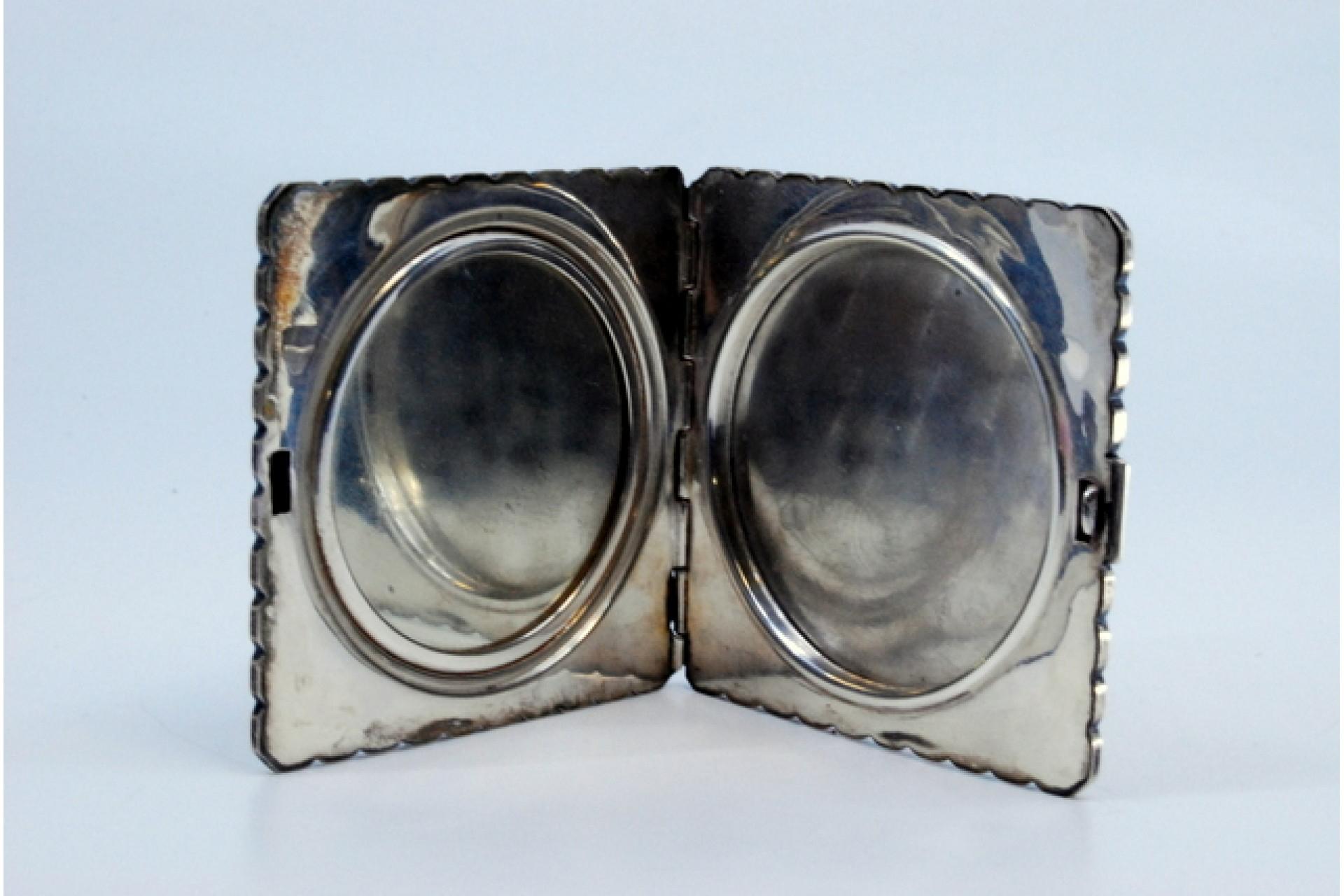 Silver Fluted silver toiletry box with floral motifs and beading on the surround For Sale