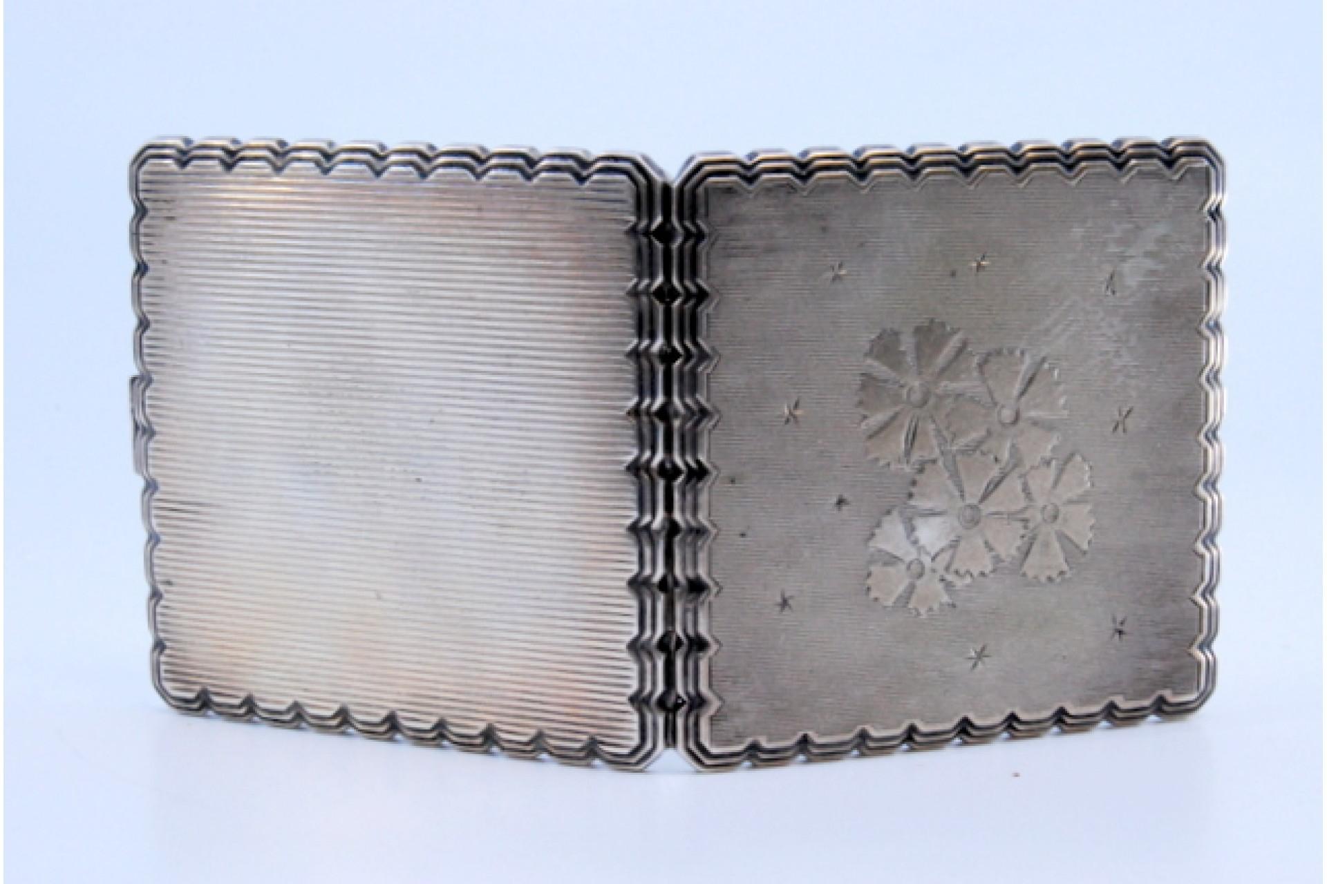 Fluted silver toiletry box with floral motifs and beading on the surround For Sale 1