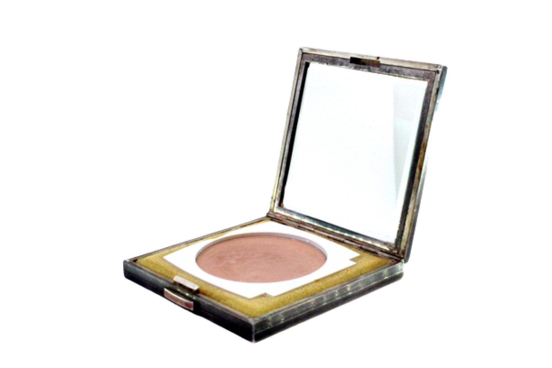 Description: Fluted silver toiletry box with gold band in the center, tilting lid with mirror inside and powder container. Metal: Gold - Silver. Origin: French. Brand: Unknown. Weight: 132.23 grams. Dimensions: 7cmx7cm. Content: 750/1000 (Gold) -