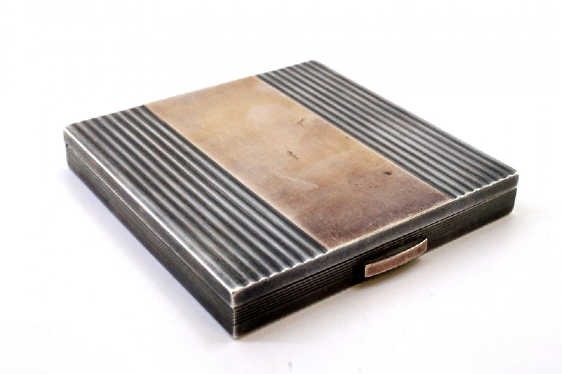 Fluted silver toiletry box with gold band, mirror and powder case In Good Condition For Sale In Porto, PT