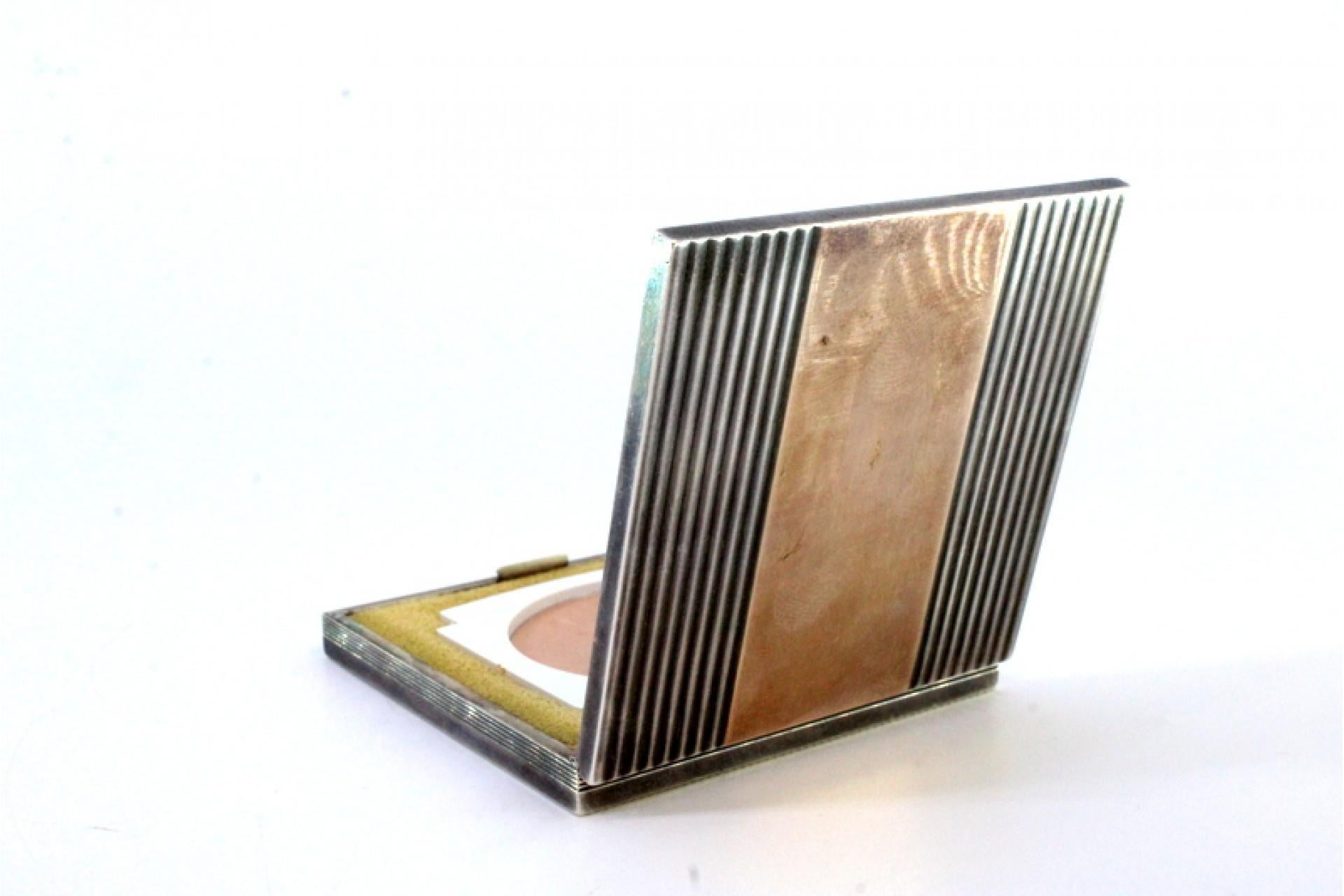 Fluted silver toiletry box with gold band, mirror and powder case For Sale 1