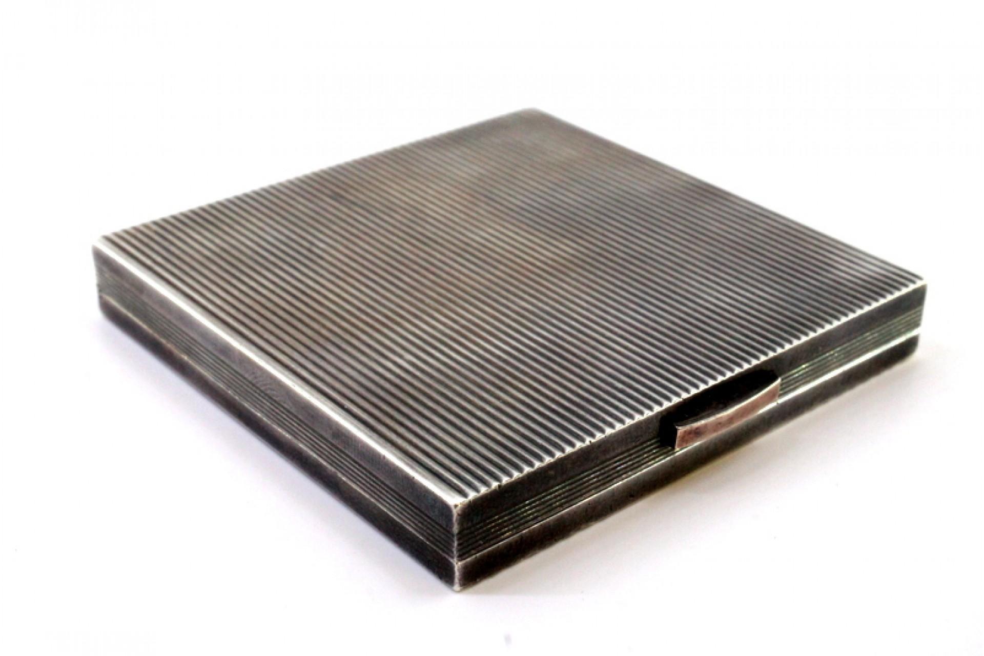 Fluted silver toiletry box with gold band, mirror and powder case For Sale 2