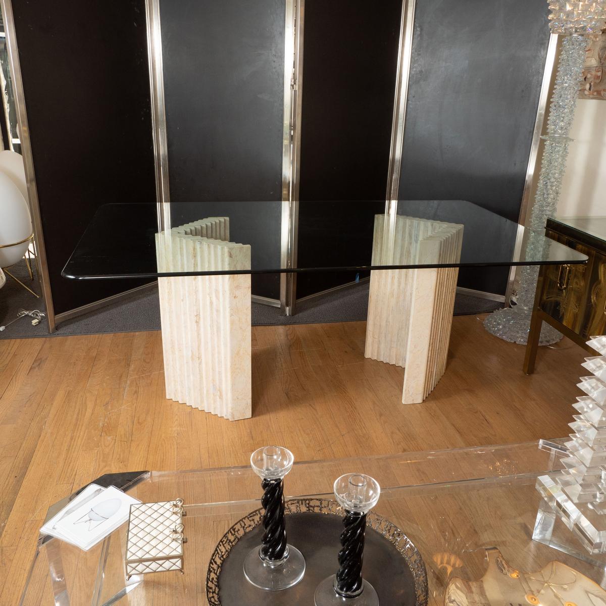 Mid-Century Modern Table de salle à manger en travertin cannelé en vente