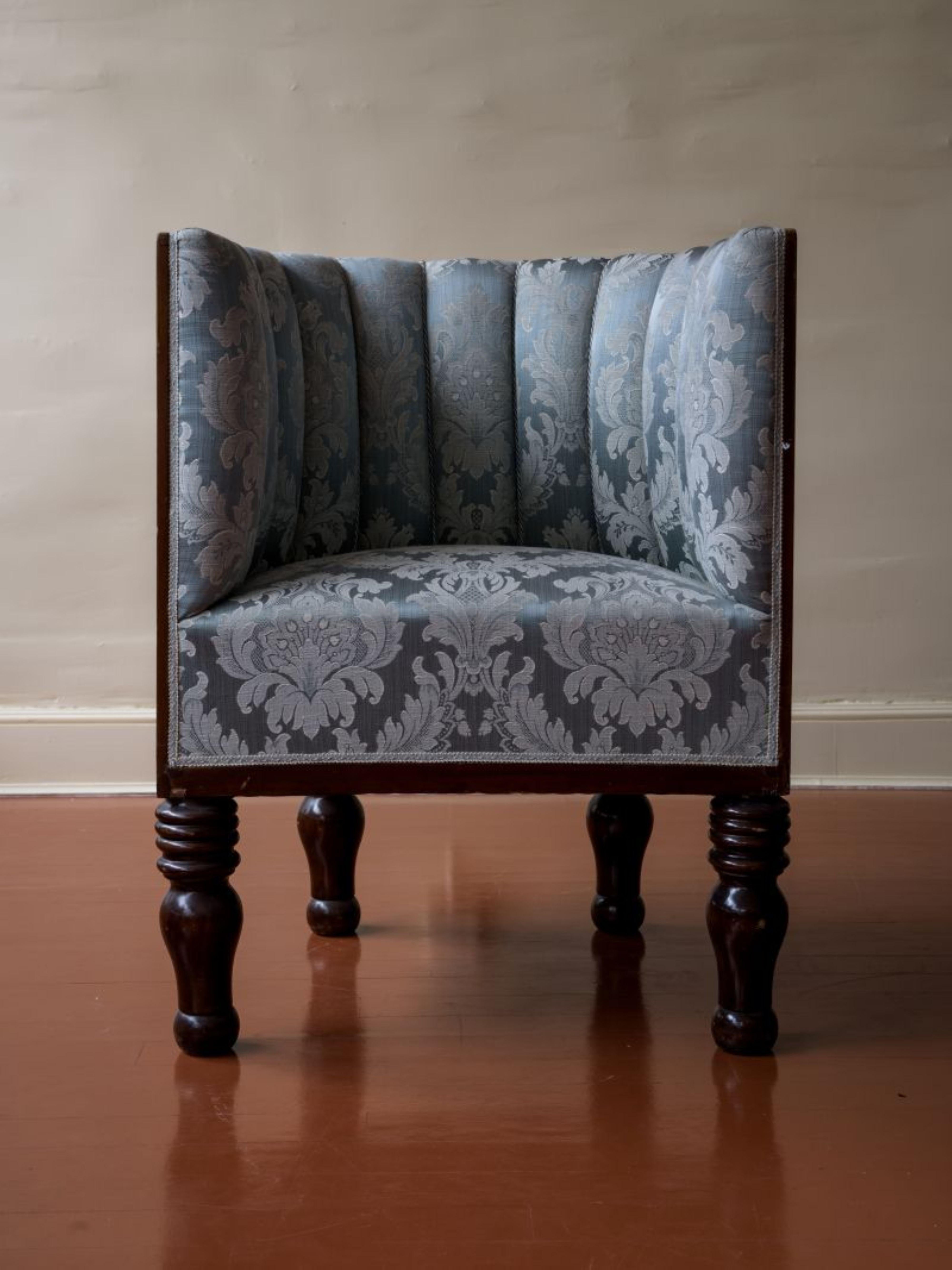 Provincial français Chaise à baignoire cannelée C.C. 1940 en vente
