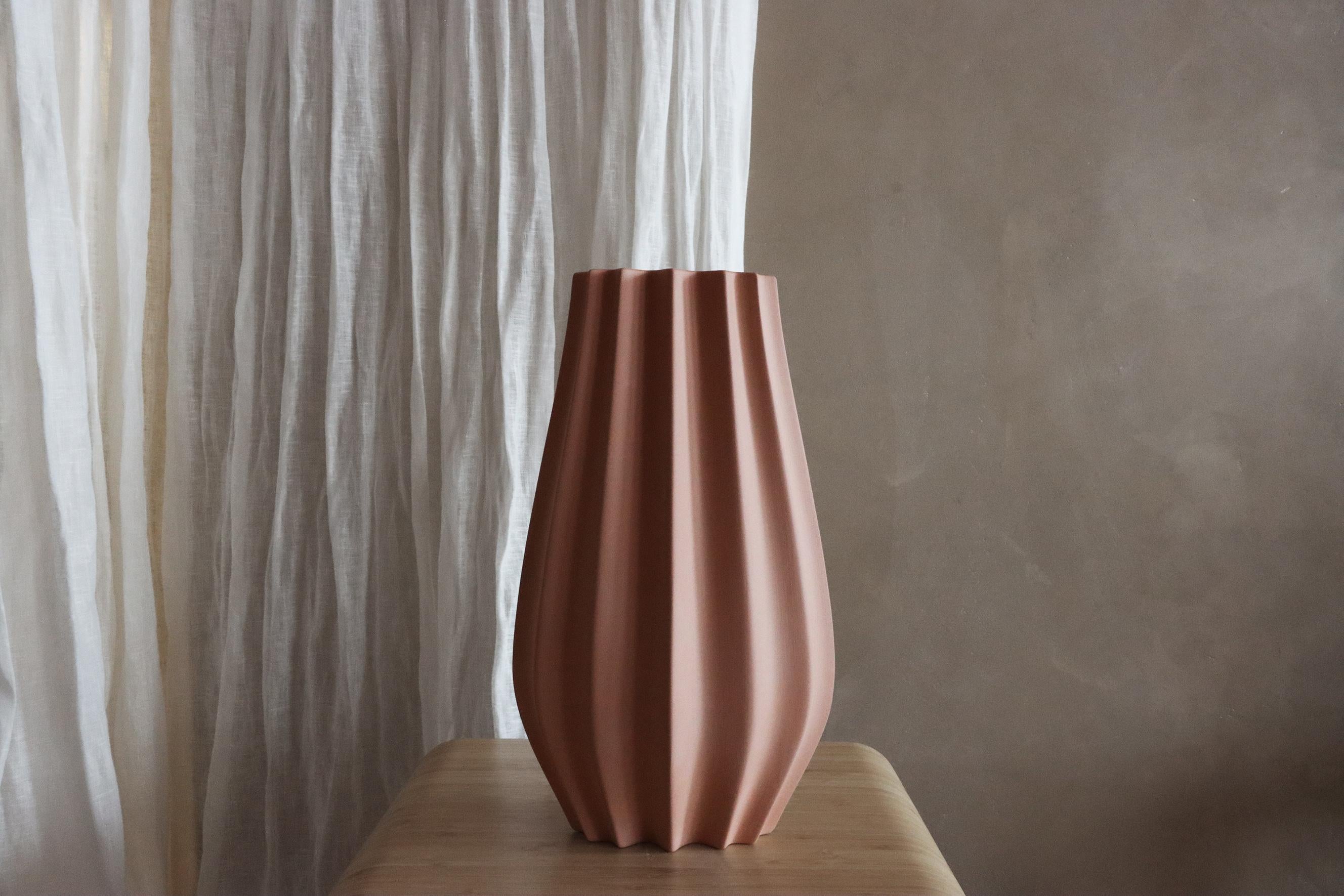 We are excited to introduce the latest addition to the Object Van Brandenburg family - the Fluted Vase. 
The Fluted Vase is a testament to both elegance and craftsmanship. Its unique design, characterized by delicate fluted lines, sets it apart as a