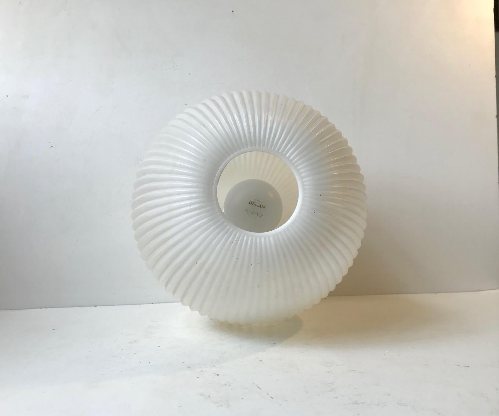 Fluted White Mid-Century Pendant Lamp by Heifetz Rotaflex, 1960s In Good Condition For Sale In Esbjerg, DK