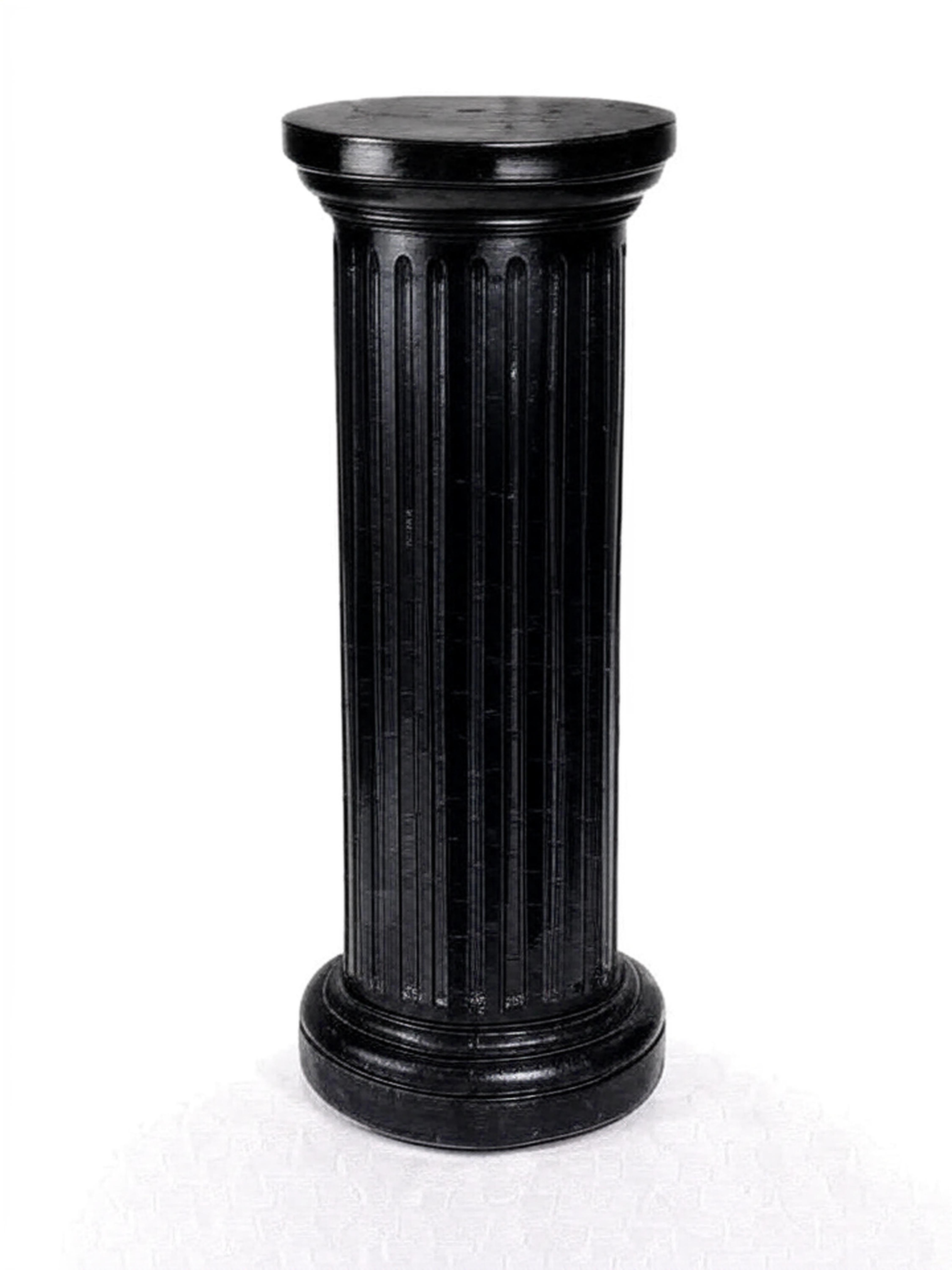 Questa elegante colonna in lacca nera francese del XIX secolo mostra lo stile Louis Philippe. 
I dettagli scanalati e la cornice orizzontale evocano un'estetica classica e senza tempo, mentre il design di ispirazione dorica aggiunge eleganza