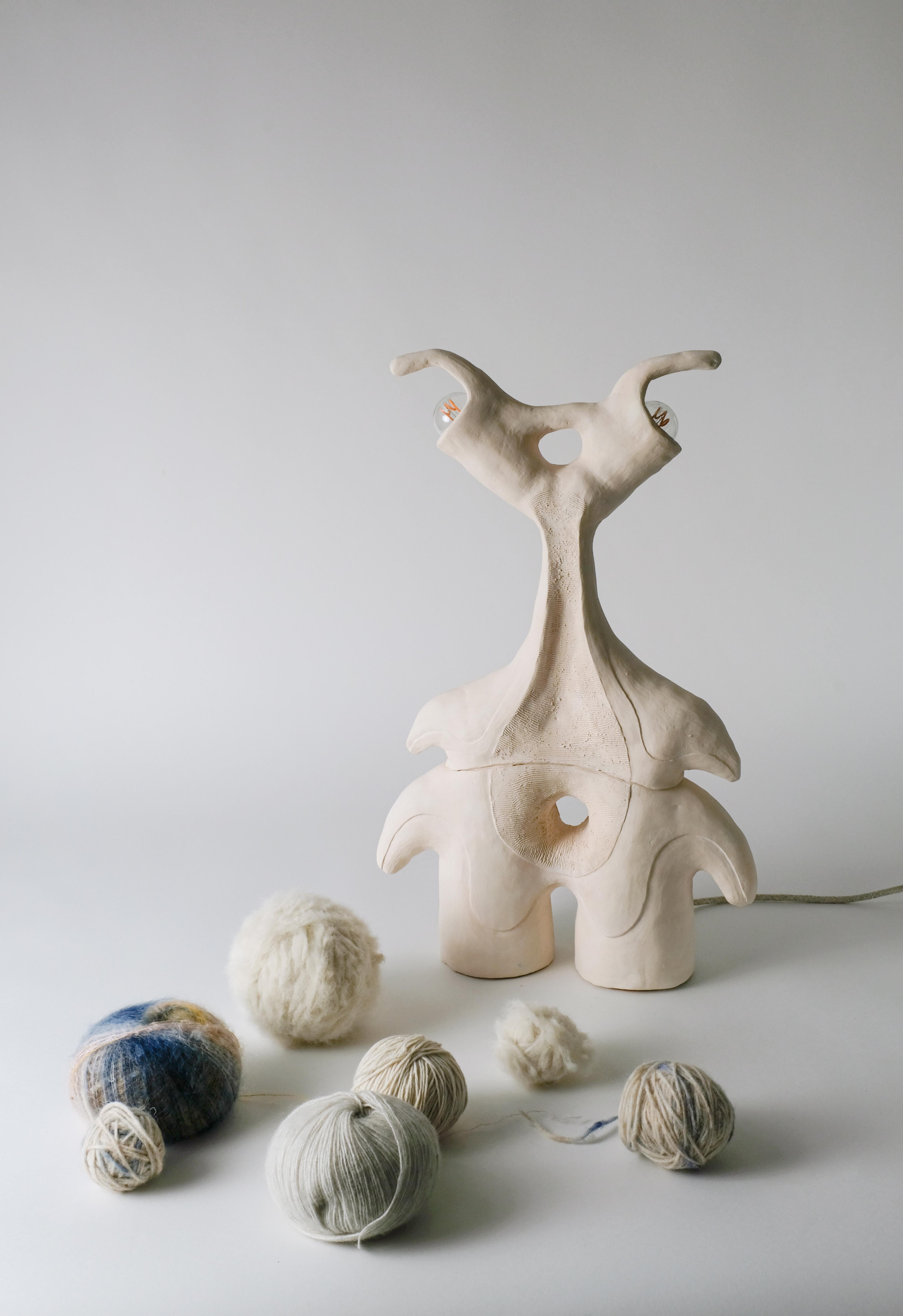 Non vernissé Lampe de table en céramique blanche Flux 2 de Jan Ernst, pièce de collection sud-africaine de collection en vente