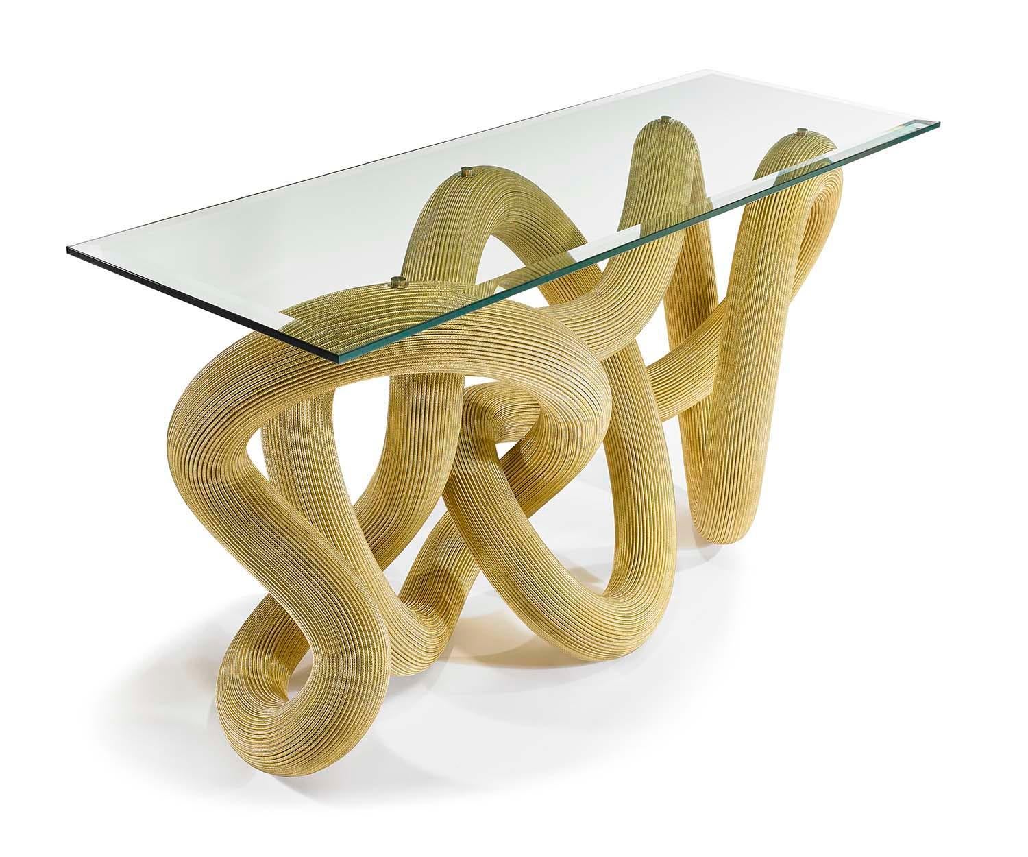 Inspirée par la nature à la fois ludique et dynamique d'un feu d'artifice, la table console FLUX est un meuble sculptural unique qui utilise une seule ligne énergique qui s'écoule comme une boucle infinie et sans support.

Cette boucle singulière