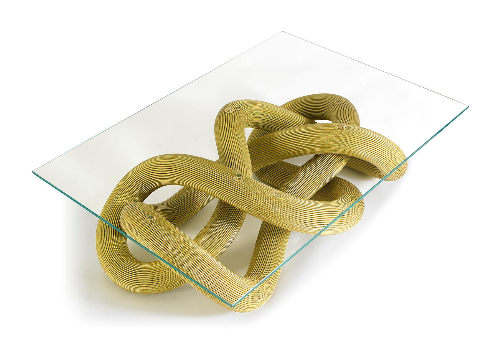 Inspirée par la nature à la fois ludique et dynamique d'un feu d'artifice, la table basse FLUX est un meuble sculptural unique qui utilise une seule ligne énergique qui s'écoule comme une boucle infinie et sans support.

Cette boucle singulière est