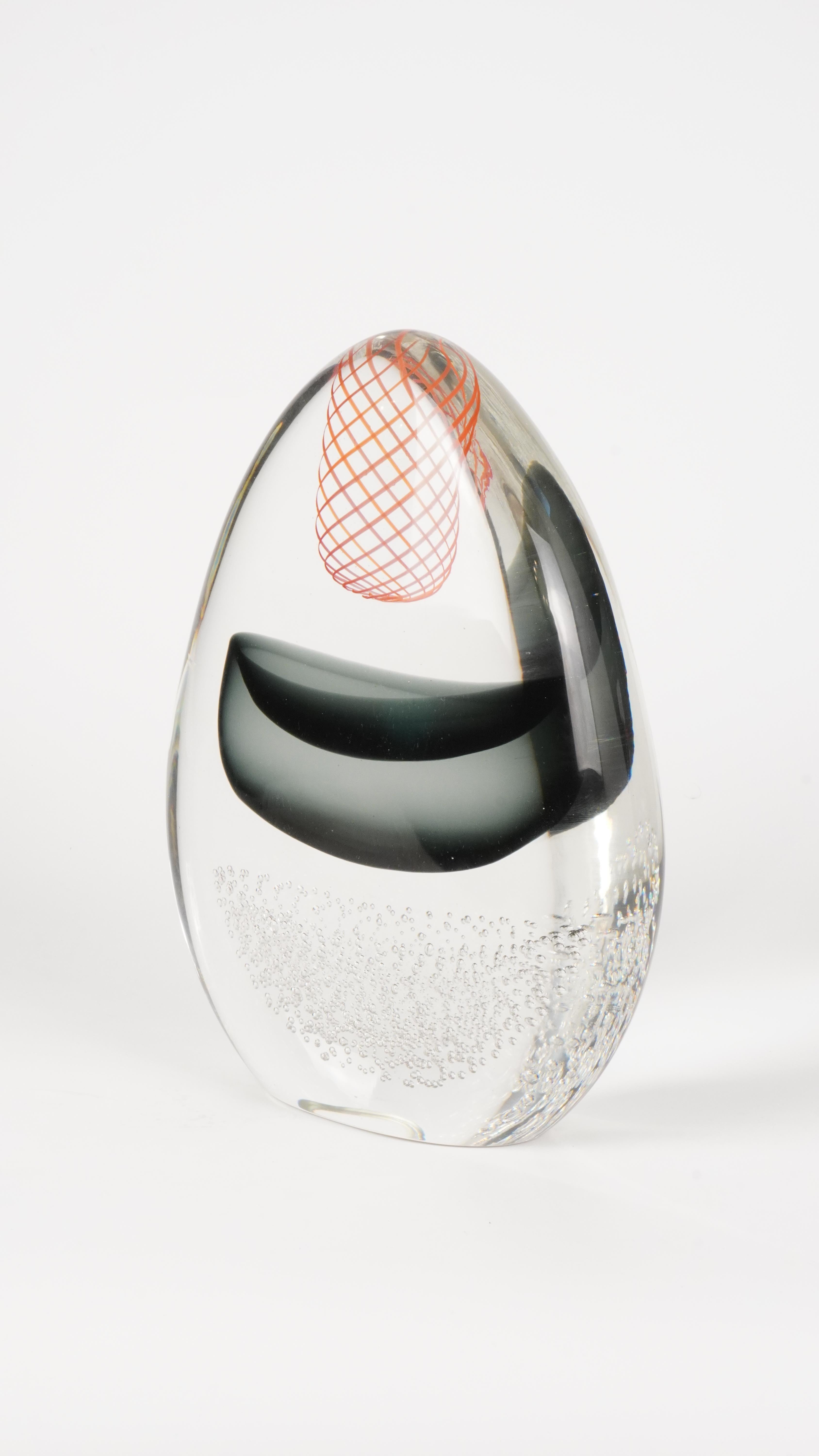 Entdecken Sie den fesselnden Charme von Flux, einer handgefertigten Skulptur aus Muranoglas, die die Exzellenz des italienischen Handwerks verkörpert. Diese exklusive Kreation für Sammler und Liebhaber von Luxus, Design und Kulturerbe ist mehr als