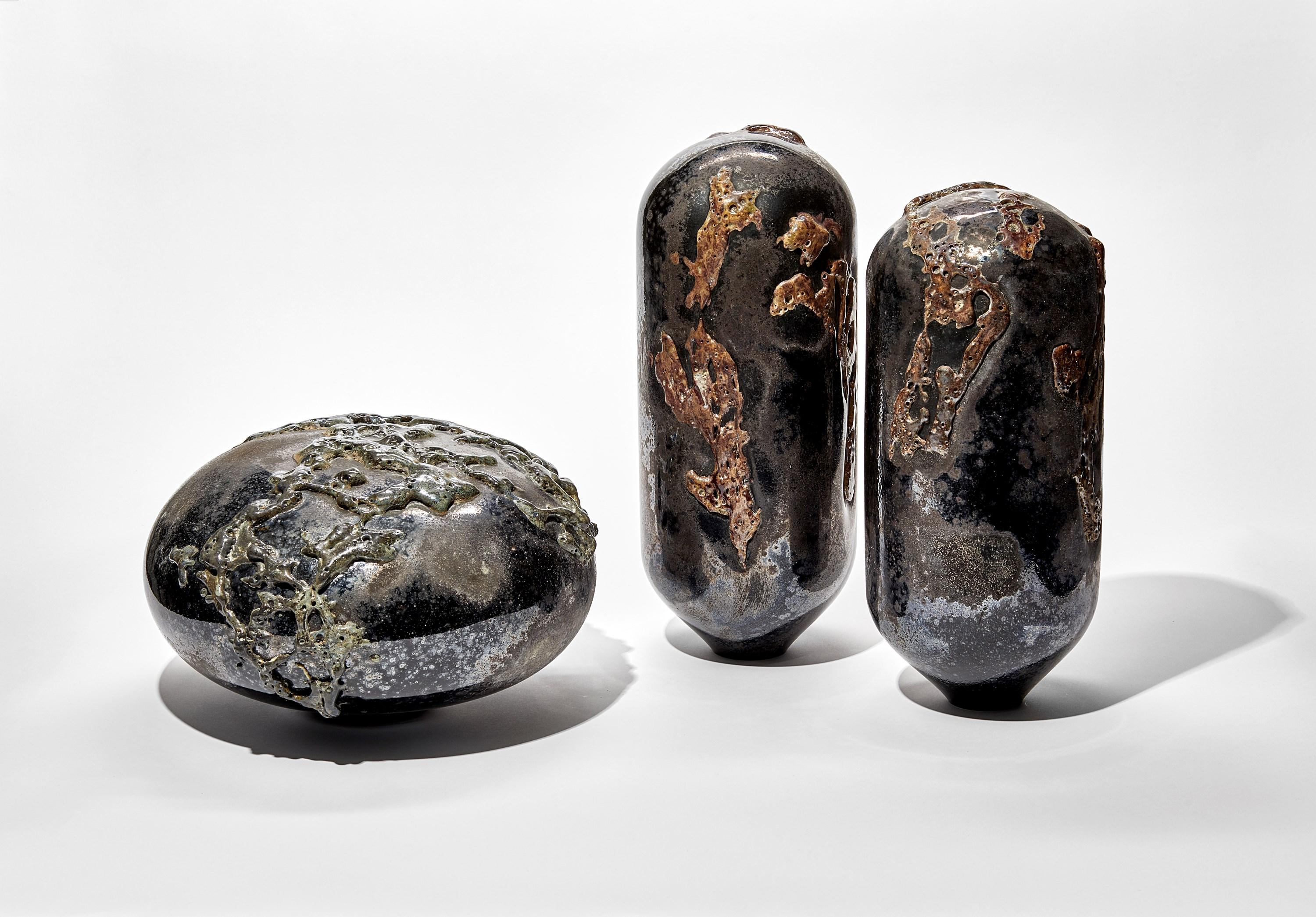 Fait main Flux Silver n°0322, sculpture ronde basse en verre gris organique de Morten Klitgaard en vente