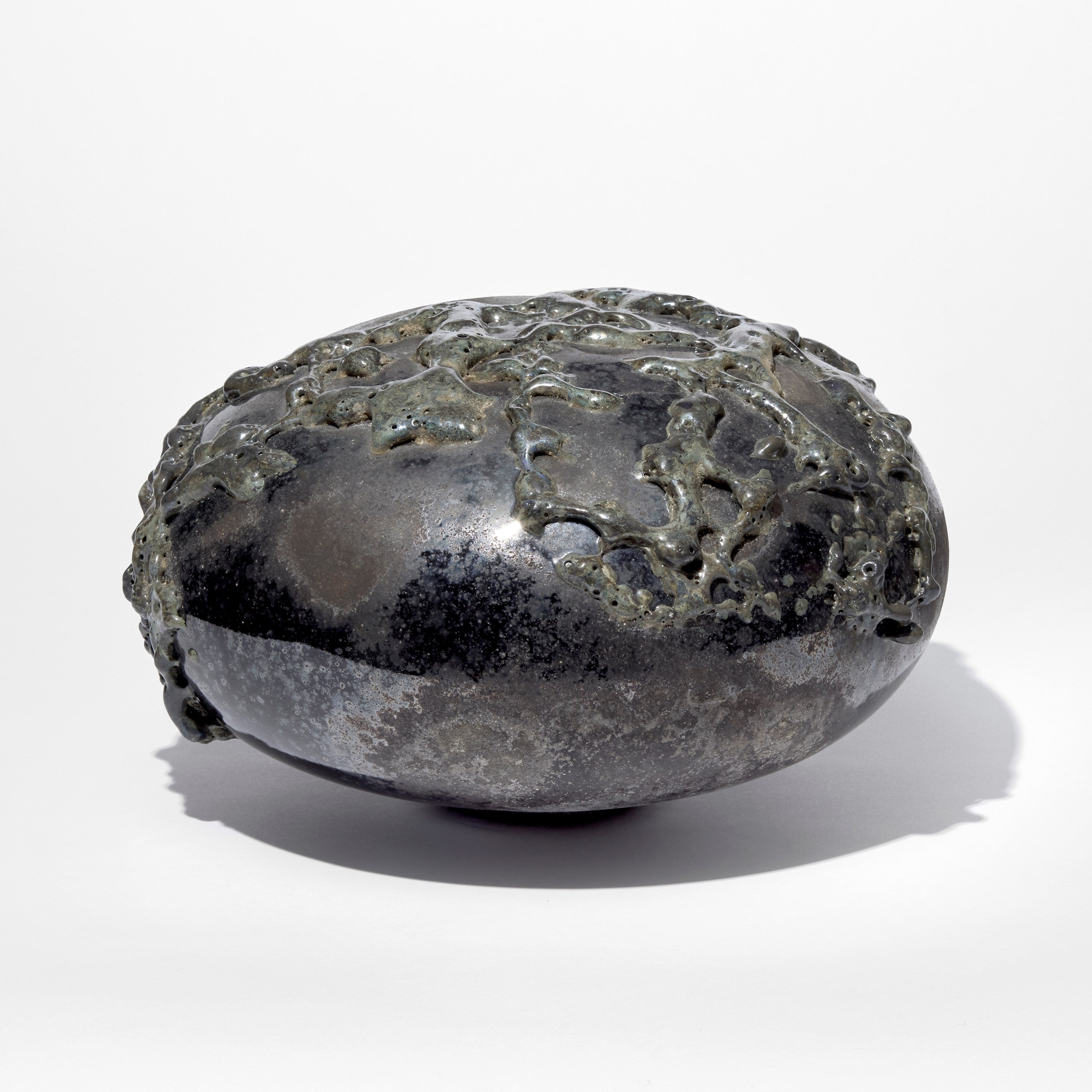 Flux Silver #0322, escultura baja redonda de vidrio gris orgánico de Morten Klitgaard
