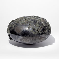 Flux Silber #0322, niedrige runde organische graue Glasskulptur von Morten Klitgaard