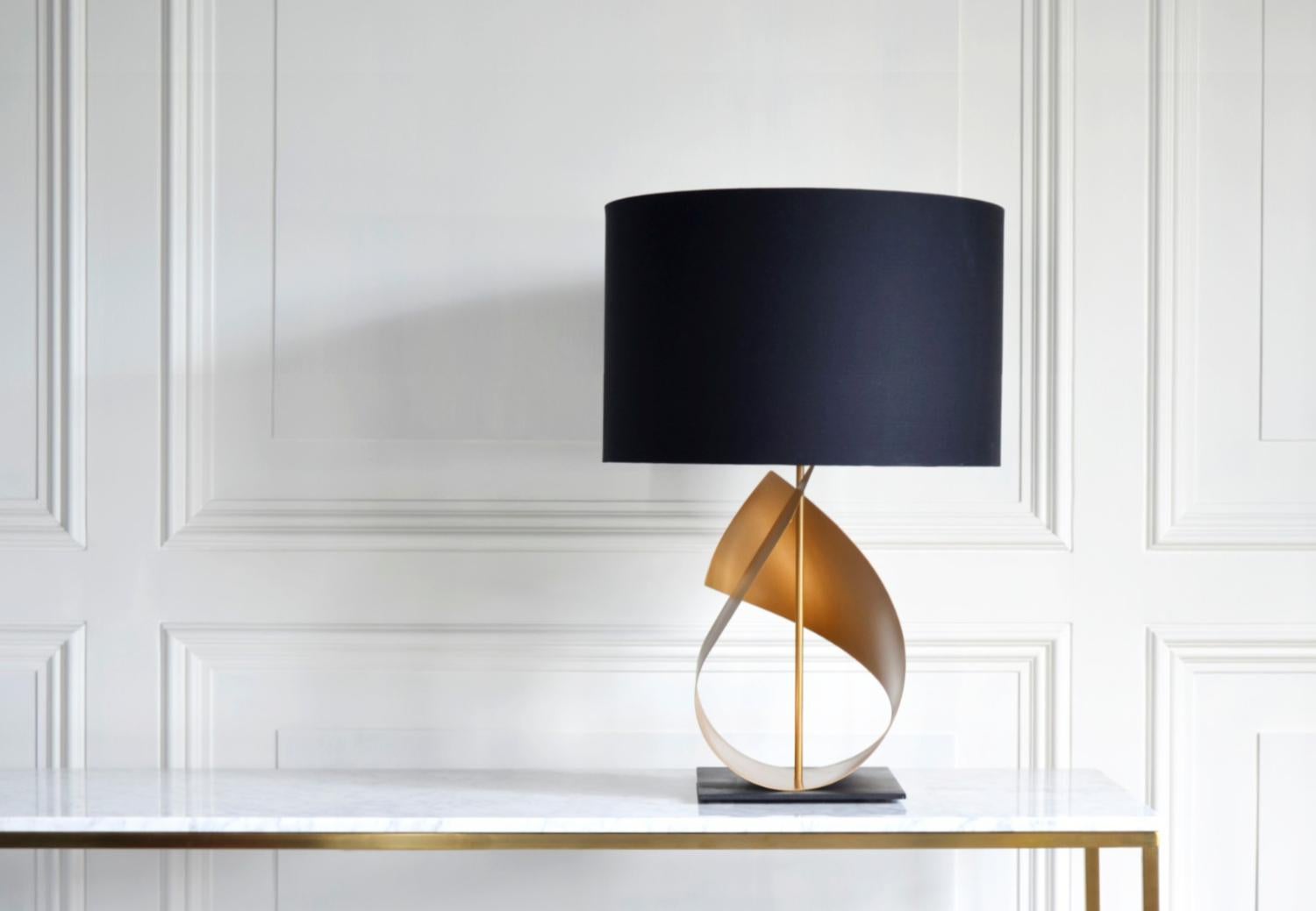 Flux Modern Table Lamp in Gold, Made in Britain In New Condition For Sale In London, GB