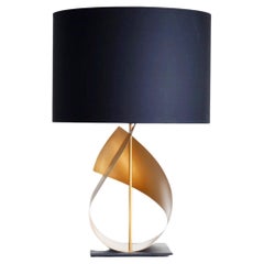 Lampe de bureau moderne Flux en or, fabriquée en Grande-Bretagne