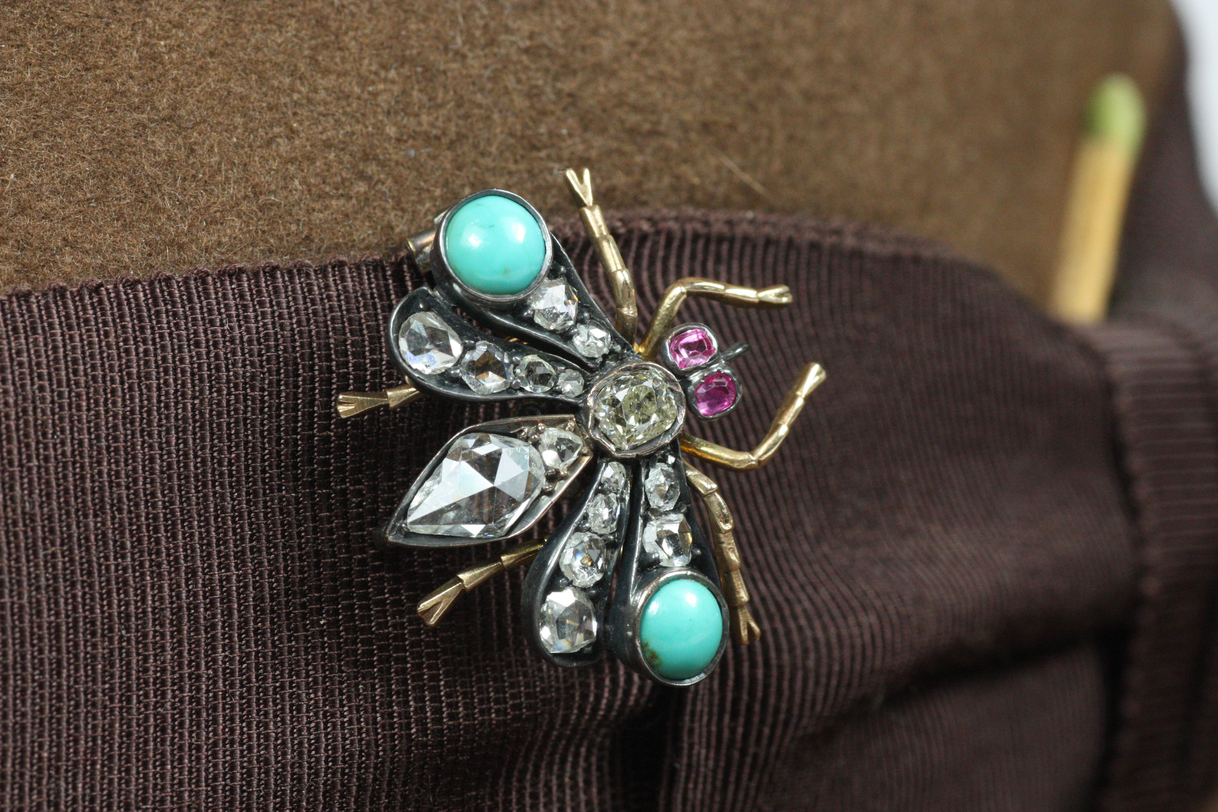 Diese antike Fliegenbrosche ist ein schönes Beispiel für die Mode der viktorianischen Epoche und des Jugendstils, die sich um Natur, Tiere und Insekten drehte.

- Körper und Beine aus 14K Gelbgold und Flügel aus Silber
- Flügel verziert mit