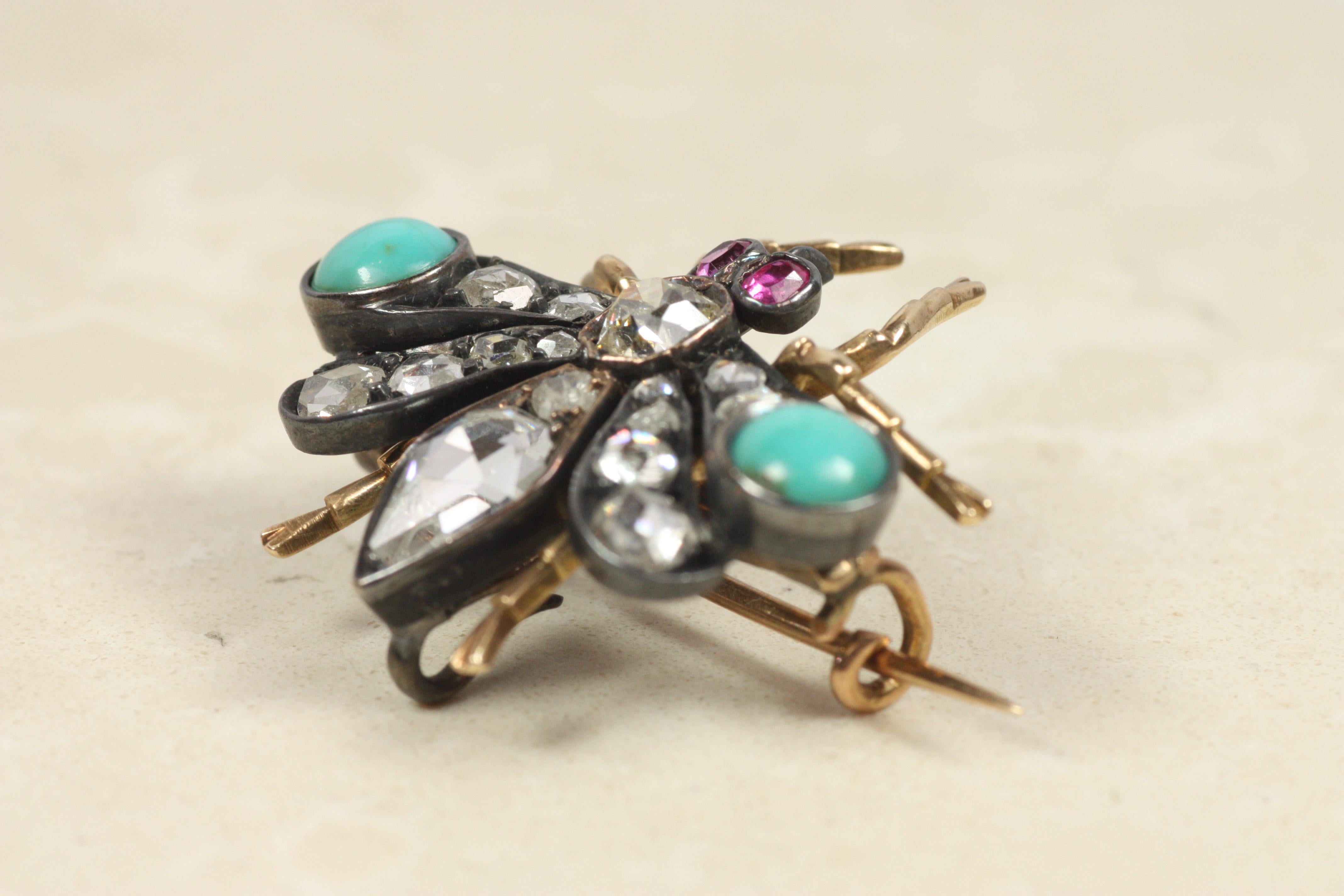 Fliegenbrosche um 1900 - Alte Mine & Diamanten im Rosenschliff, burmesische Rubine, Türkis im Zustand „Gut“ im Angebot in Santa Monica, CA