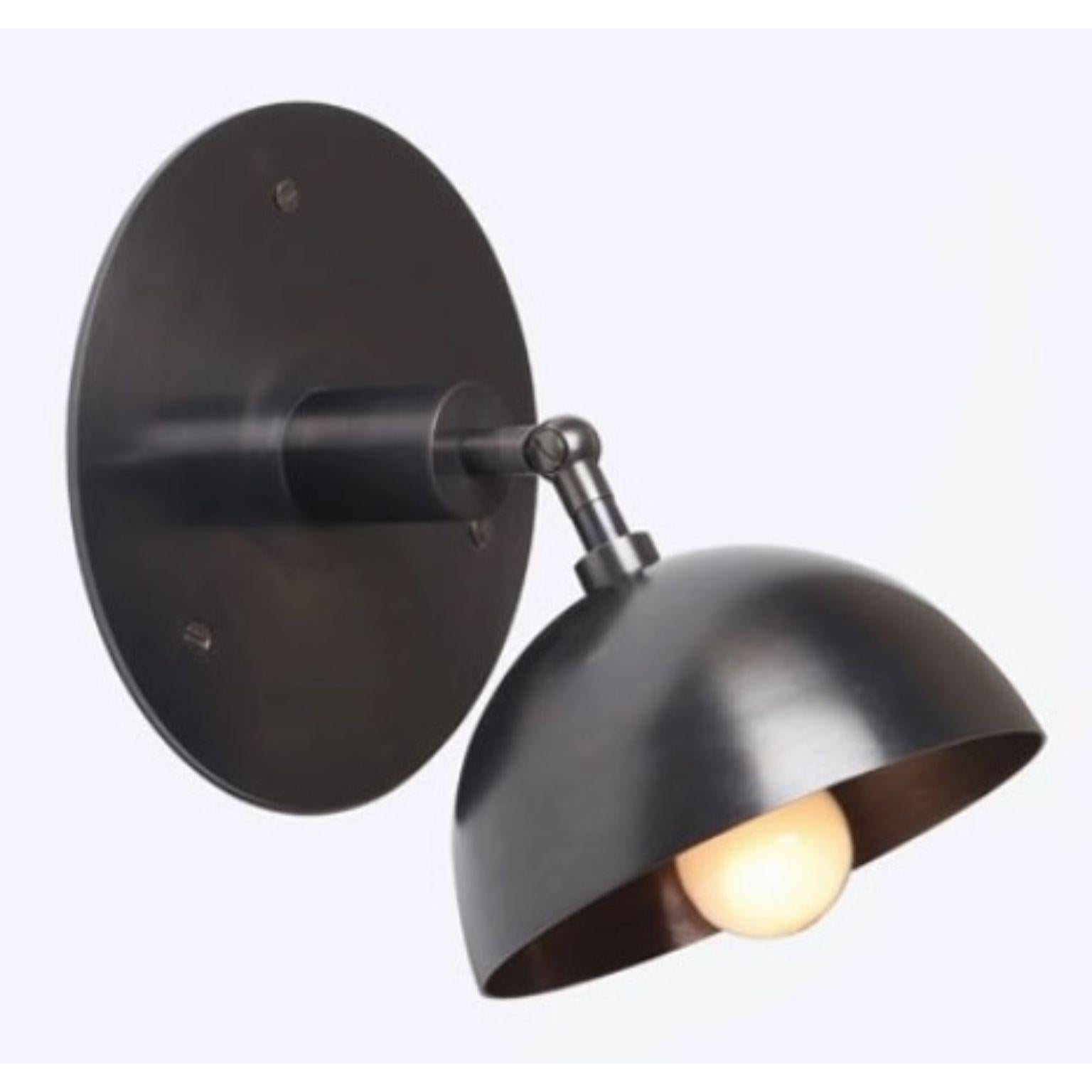 Lampada da parete a cupola Fly in ottone bruciato di Lamp Shaper
Dimensioni: P 20,5 x L 21,5 x H 21,5 cm.
Materiali: Ottone.

Sono disponibili diverse finiture: ottone grezzo, ottone invecchiato, ottone bruciato e ottone spazzolato