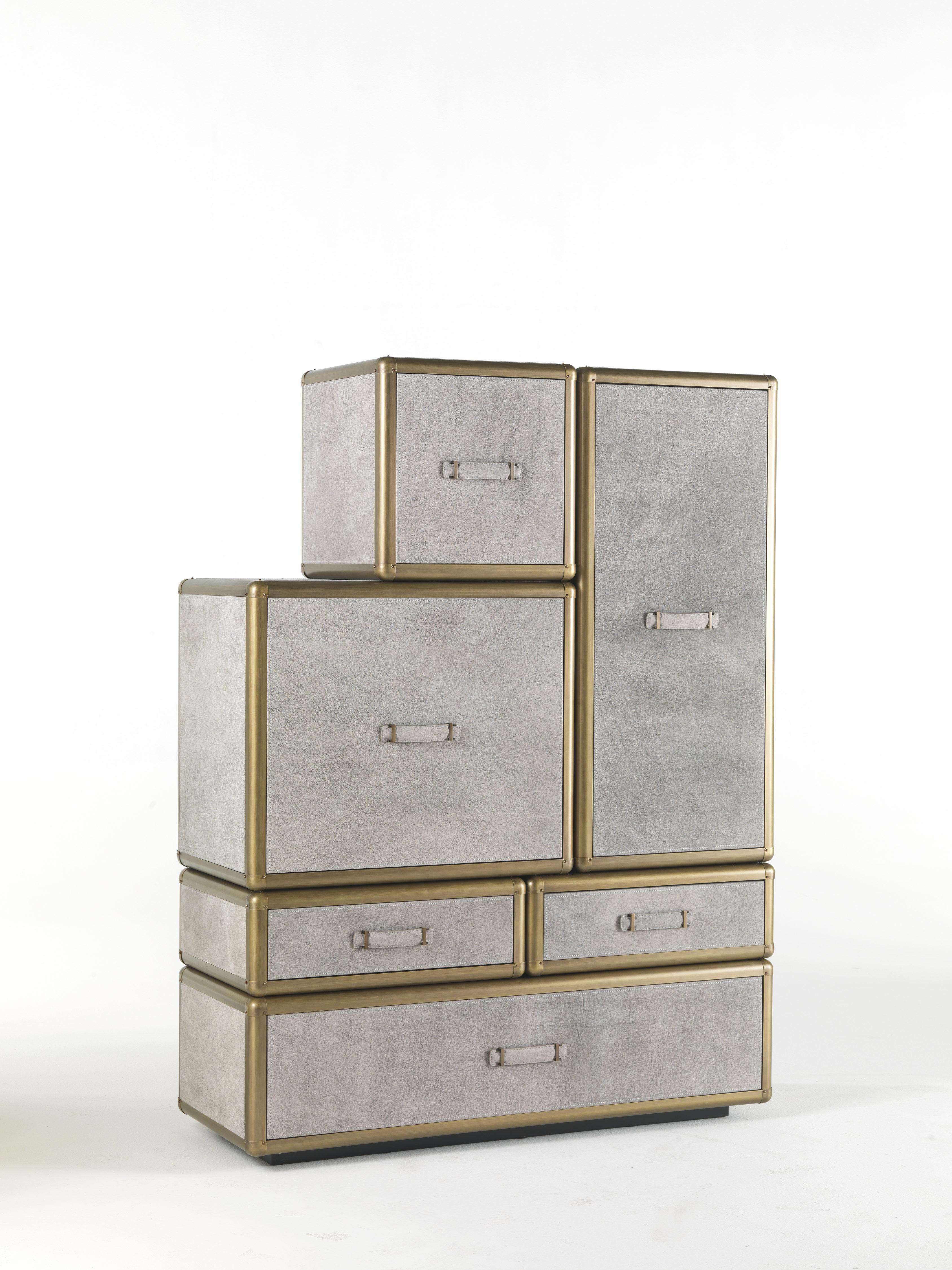 Fly Case Cabinet mit Türen und Schubladen (rechts) mit Struktur aus mehrschichtigem Holz. Bezogen mit Leder CAT. A daino COL.2. Gestell aus Metall in gebürsteter Bronzeoptik.