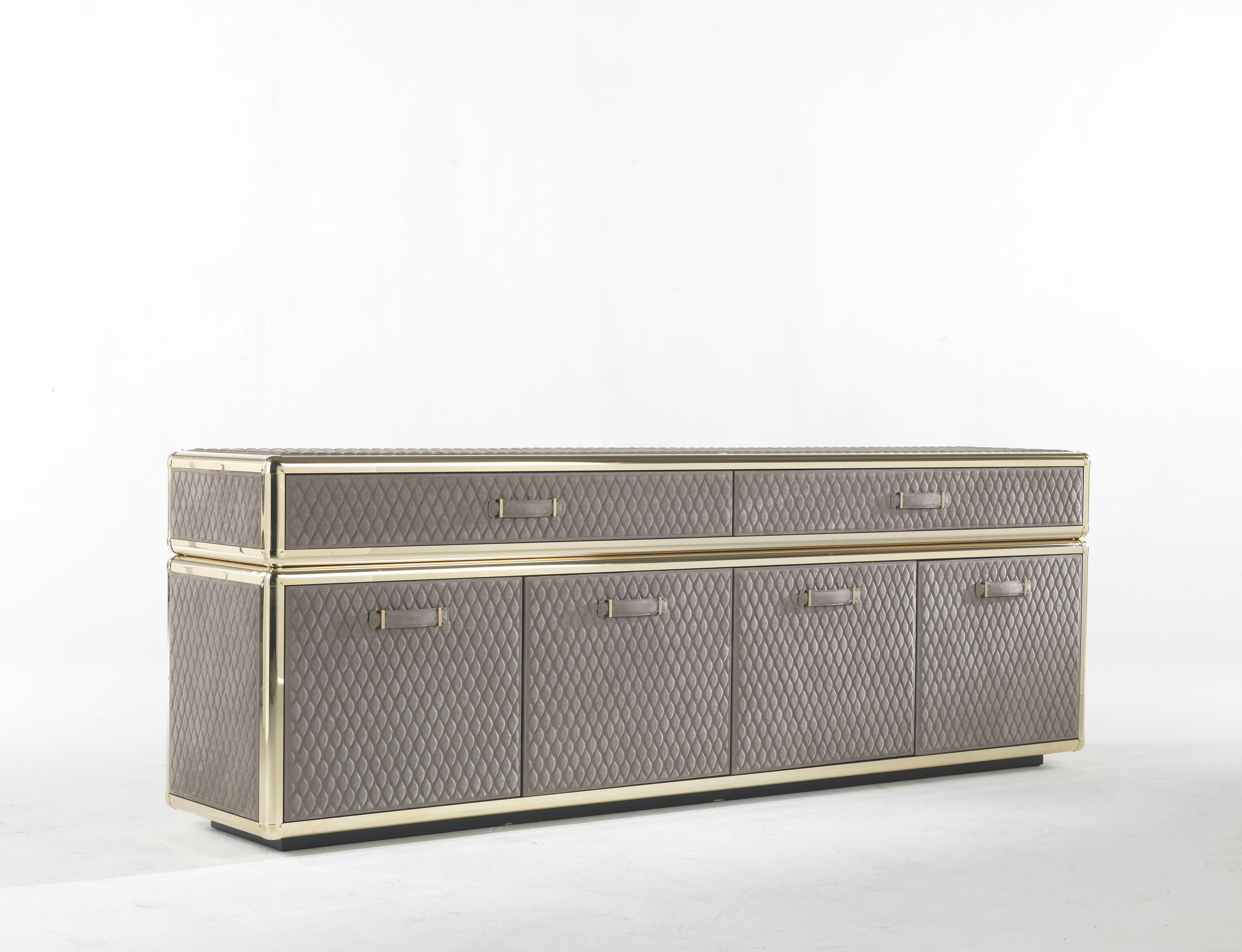 A refined and original composition where the symmetry of the elements combines with the irregularity of the giraffe embroideries, which characterize the leather doors. Fly Case sideboard belongs to the 