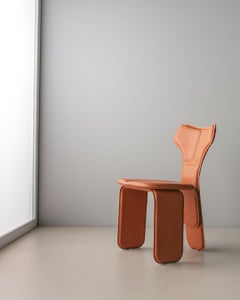 Sedia Fly in pelle di Tiago Curioni, design contemporaneo brasiliano