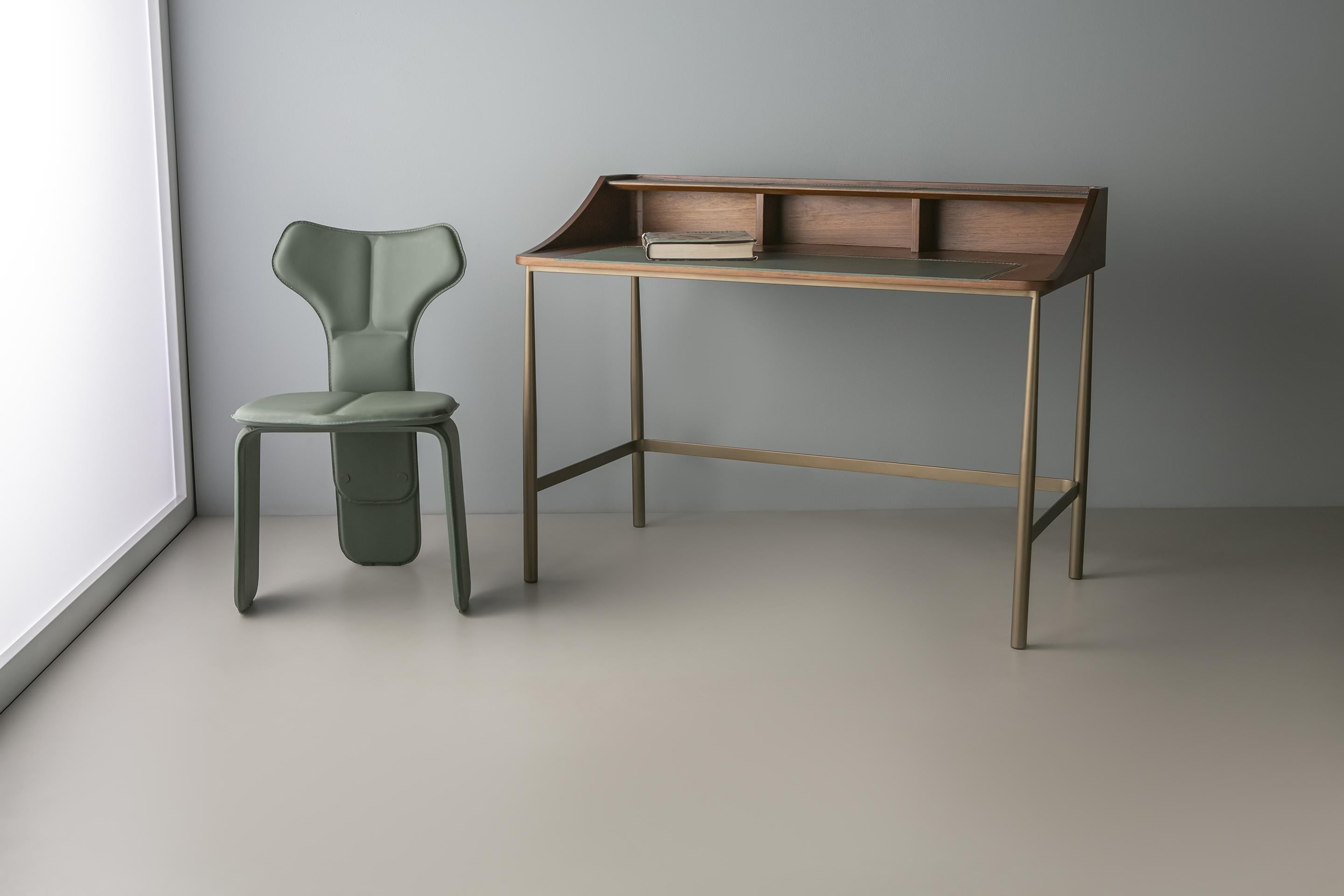 Silla Fly de cuero de Tiago Curioni, diseño contemporáneo brasileño en Nuevo estado para la venta en Sao Paulo, SP