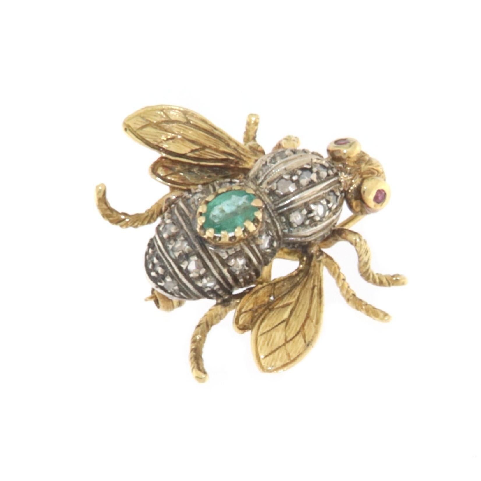 This fly-shaped brooch is a true masterpiece of jewelry, merging the charm of antiquity with a touch of modern flair. Exquisitely crafted in 18-karat yellow gold, this creation combines the timeless elegance of 800-millesimal silver, resulting in a