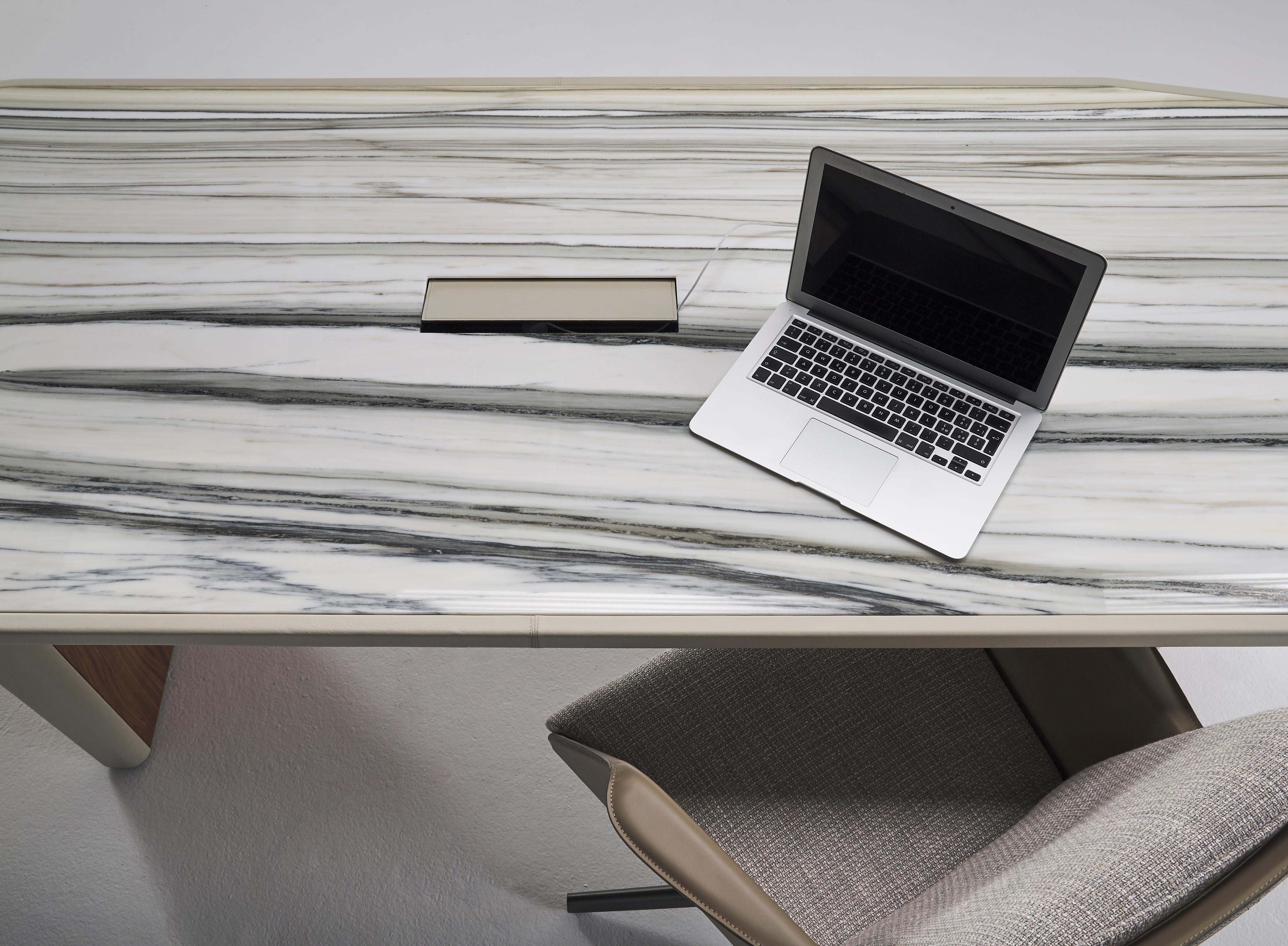 Fly leichte und elegante Lederstruktur Stoff- oder Lederkissen im Angebot 3