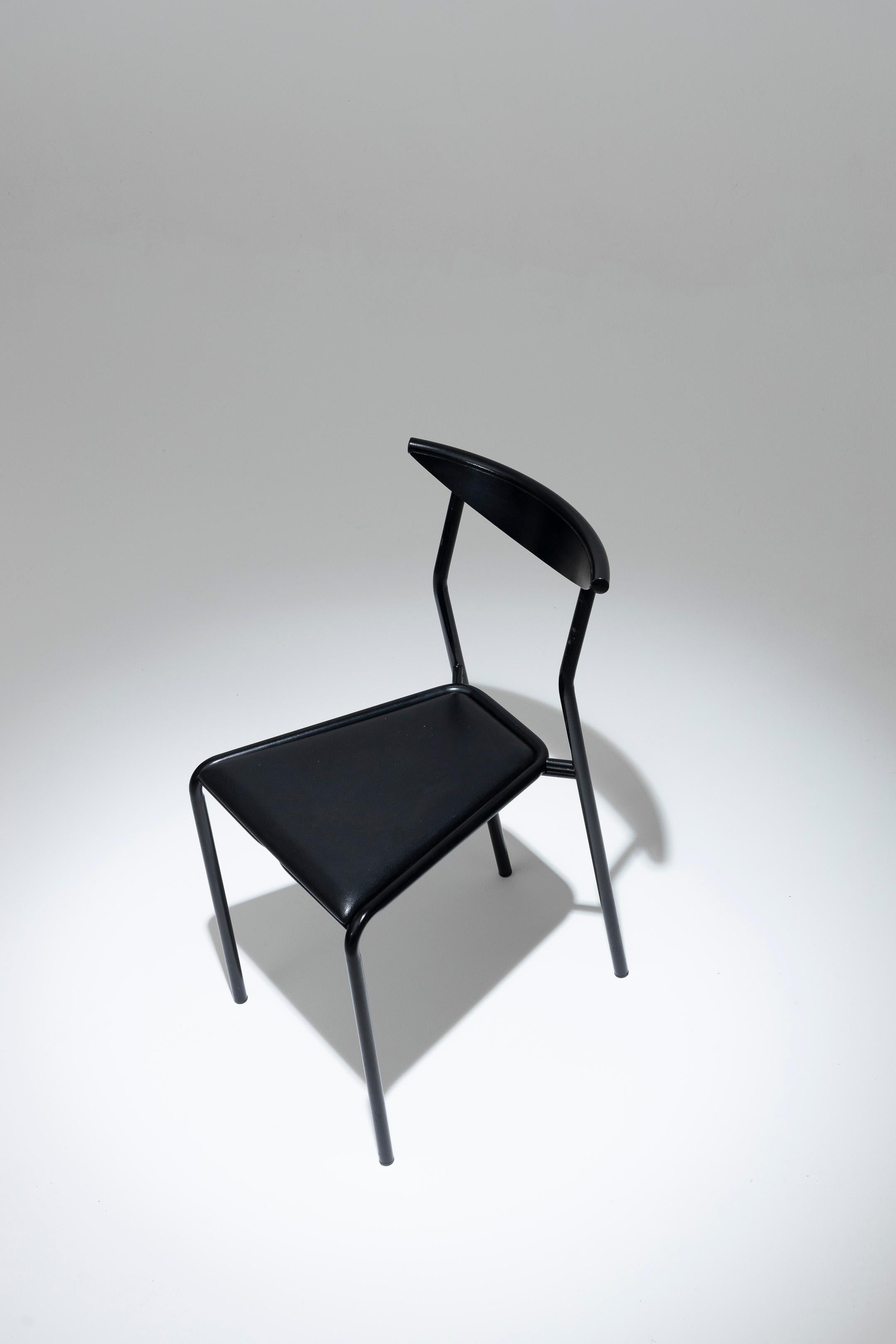 Chaise en cuir et métal laqué noir du fabricant italien Fly Line. La ligne très graphique de ce modèle est caractéristique de l'esthétique des années 80. Légères traces d'usure sur la structure métallique. Bon état.
LP3681