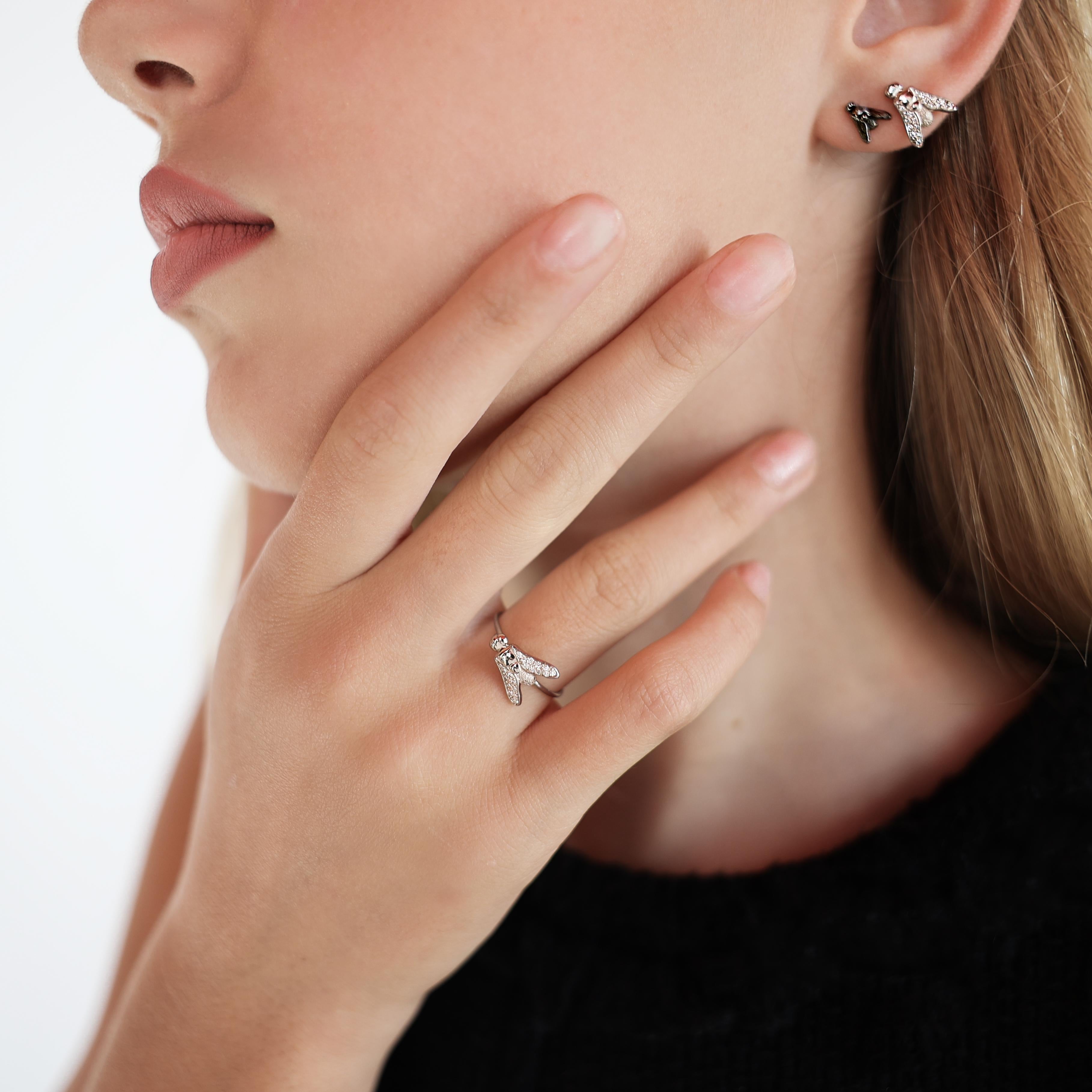 18K White Gold (Au 750),  H/VS Diamonds, 0.08 ct - Essential maxi FLY Ring

Reference: FL2W-RS1WG/F3DWGDFWL
Collection: Essential
Type of jewelry: Ring
Metal: 18K White Gold (Au 750)
Stones: Diamonds H/VS quality
Total diamond weight: 0.08 ct
Length