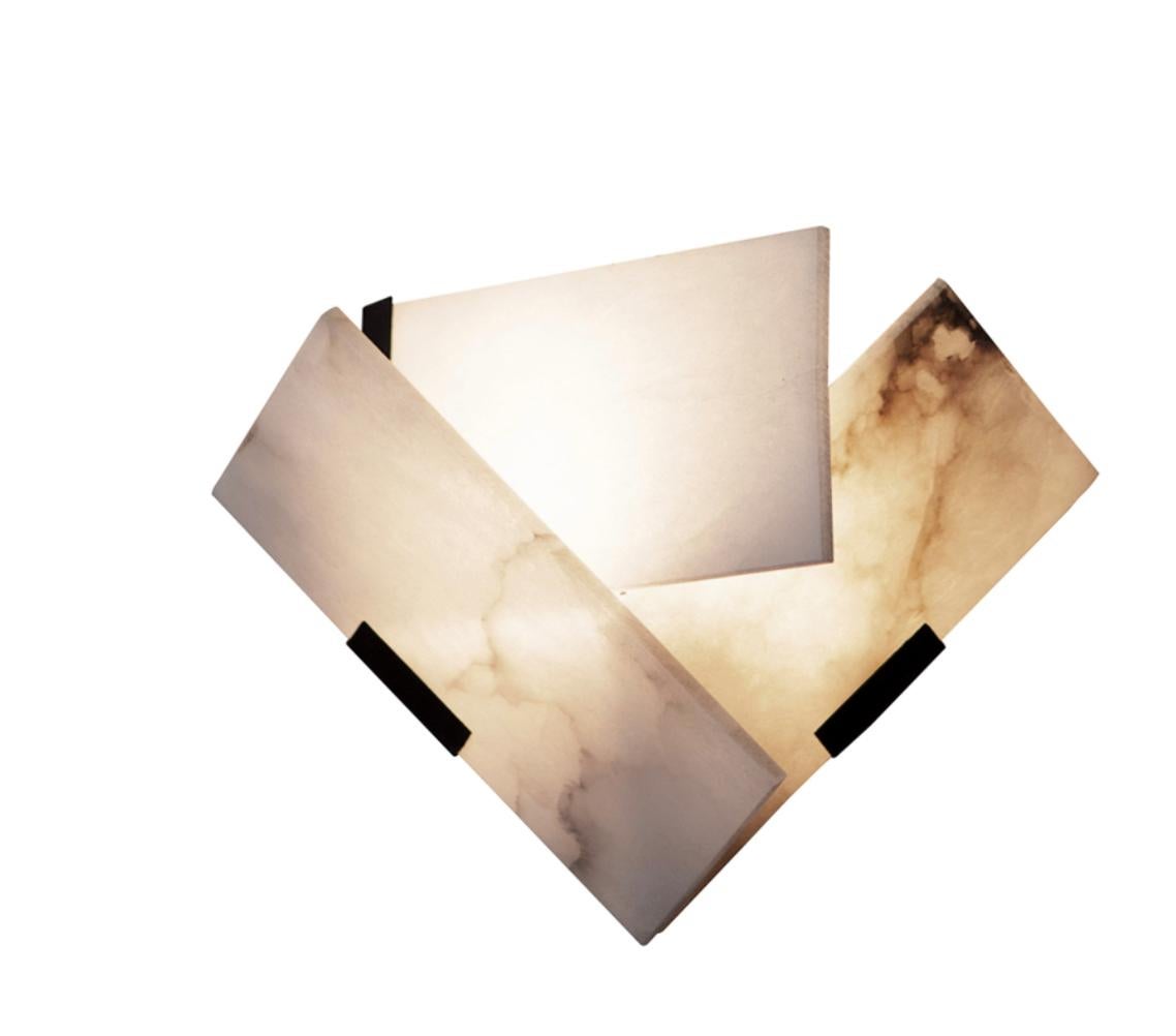 Conçue à l'origine en 1924, cette production actuelle de l'applique Fly de Pierre Chareau est composée de trois panneaux rectangulaires en albâtre. La teinte de l'albâtre varie en fonction de la lumière. Livré avec un certificat d'authenticité.