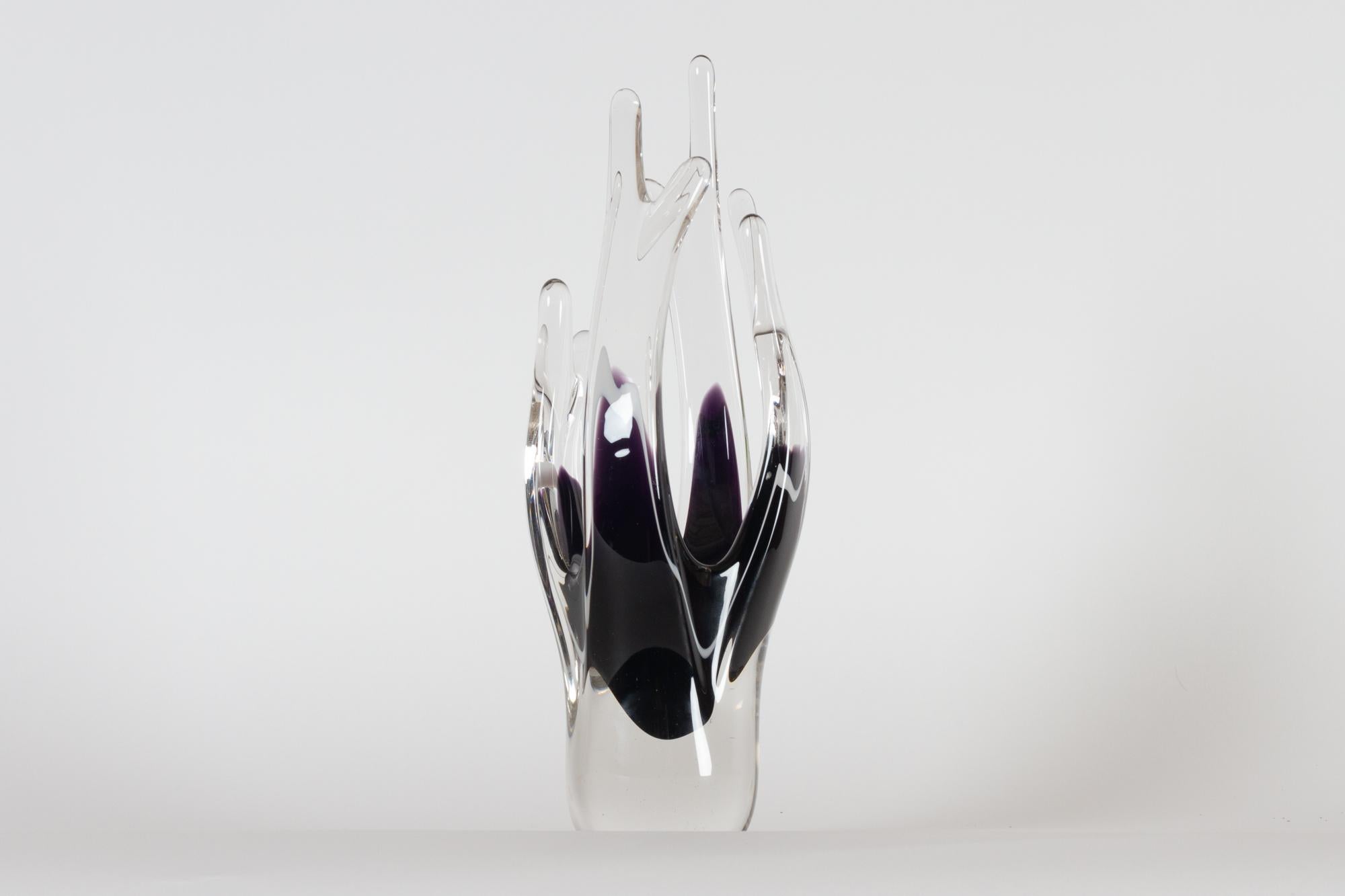 Vase en verre Flygsfors Coquille Fantasia par Paul Kedelv années 1950.
Grand vase suédois en verre Sommerso en verre clair et violet avec une bande blanche. Non signée.
Très bon état. Pas d'ébréchures ni de fissures.