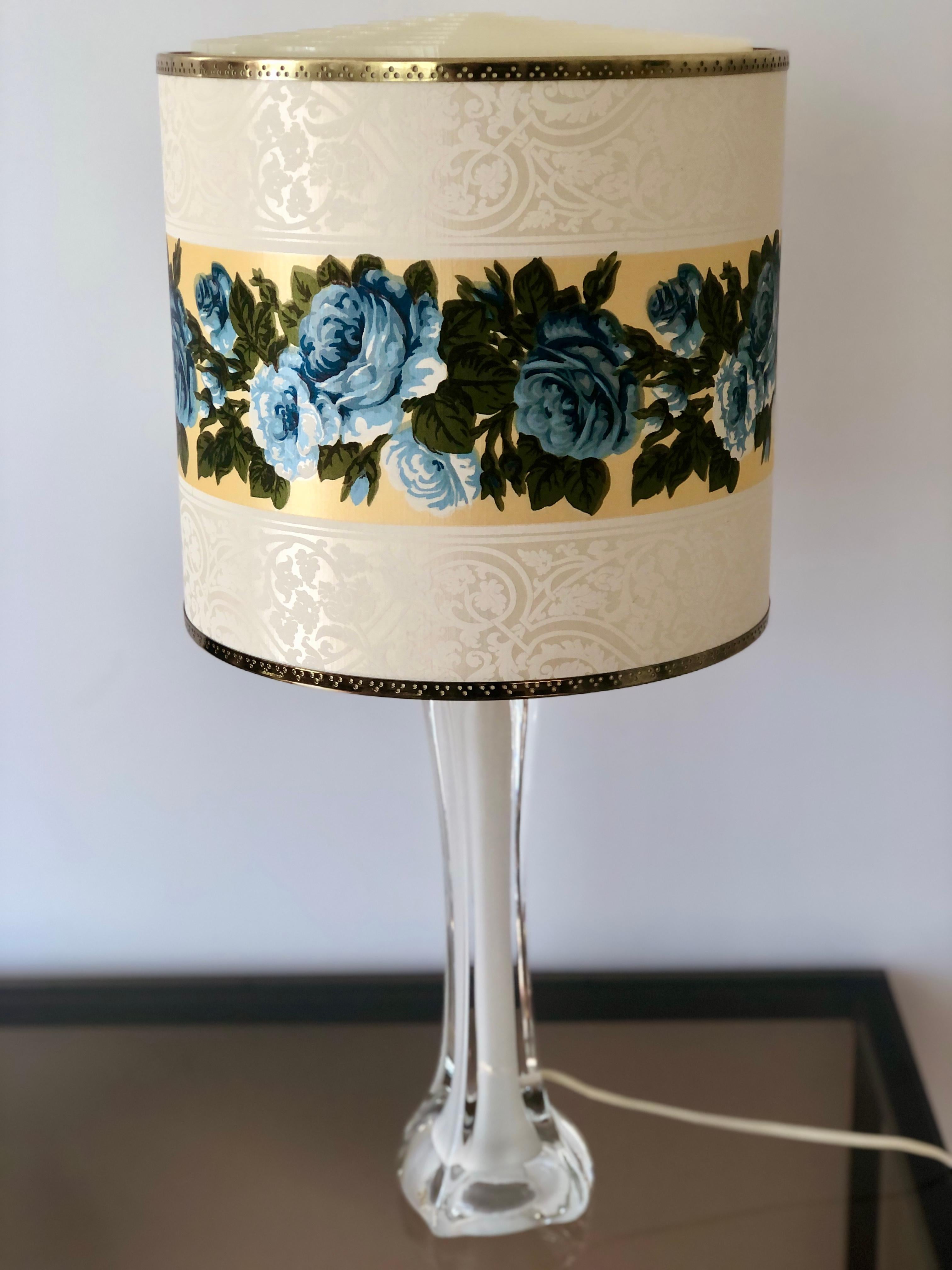 Lampe de table suédoise de style moderne du milieu du siècle, en verre blanc entouré de cristal clair, créée par le designer de verre d'art Paul Kedelv pour la société suédoise Flygsfors Glasbruk. 
Soufflé à la main dans l'élégant style Murano