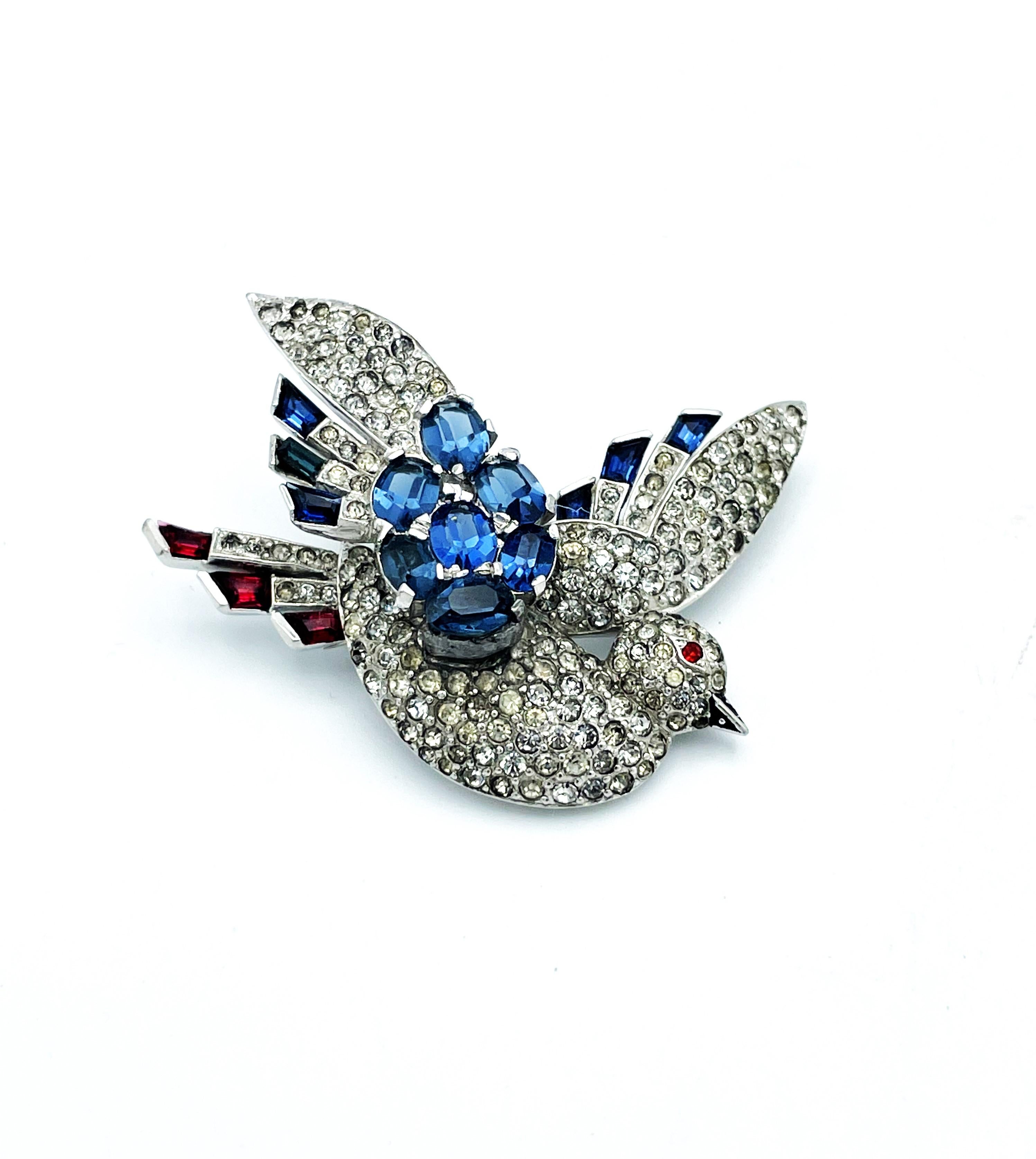 About
Flying Bird brooch in the american color. Pale and dark Sapphiere and ruby trapezoid stones.
Measurement
Size 2