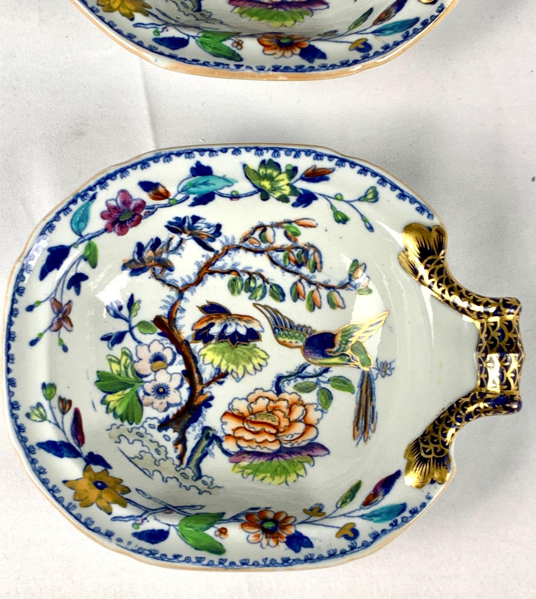 En estos pequeños platos, el motivo del Pájaro Volador está condensado y es excepcionalmente bello,
y el dorado de las asas azul oscuro es excepcional.
Este par de platos de postre Pájaro Volador sería ideal para servir postres individuales, como
