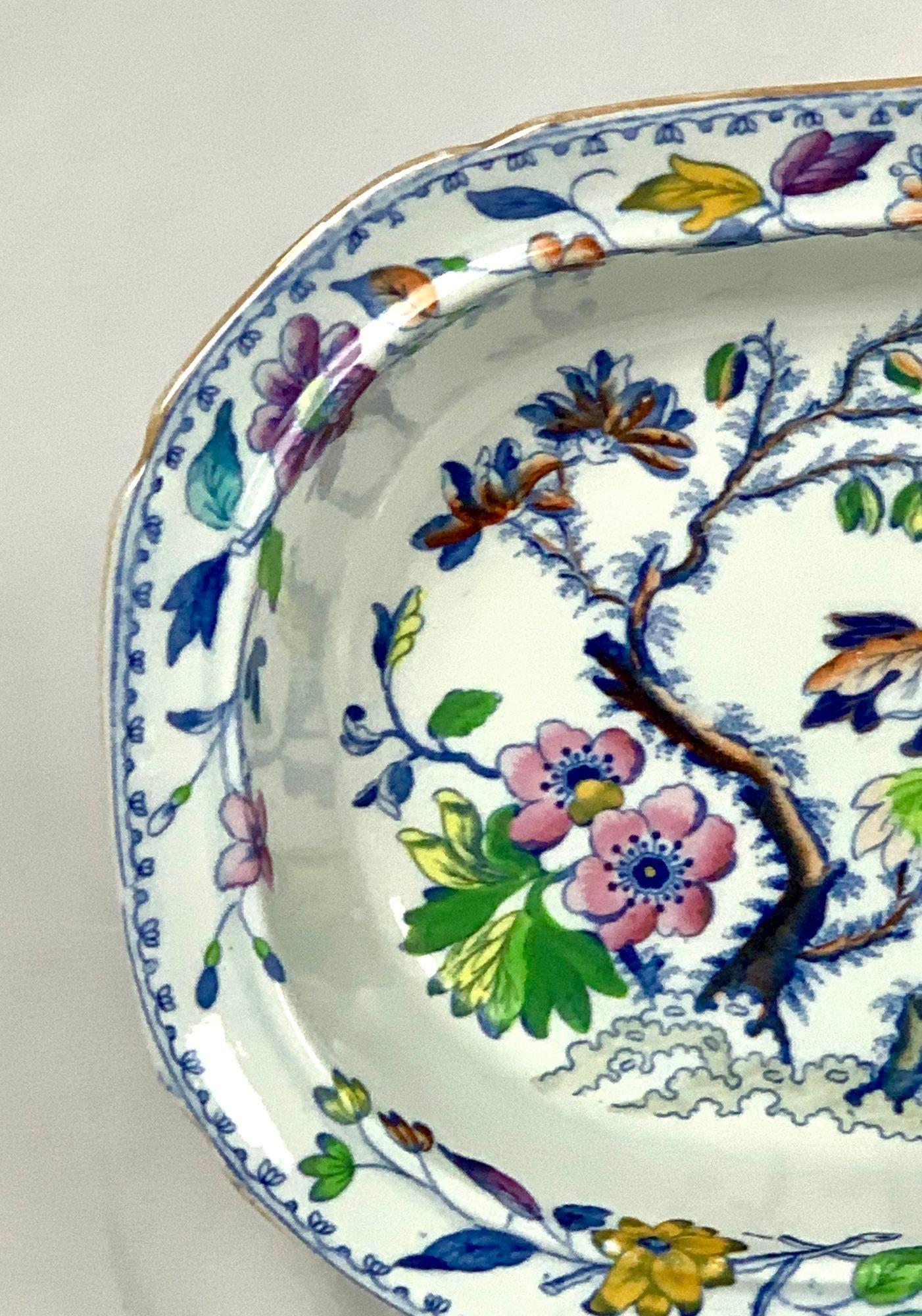 Bol ovale à motif d'oiseaux volants fabriqué par Davenport Porcelain, Angleterre, vers 1840 Excellent état - En vente à Katonah, NY