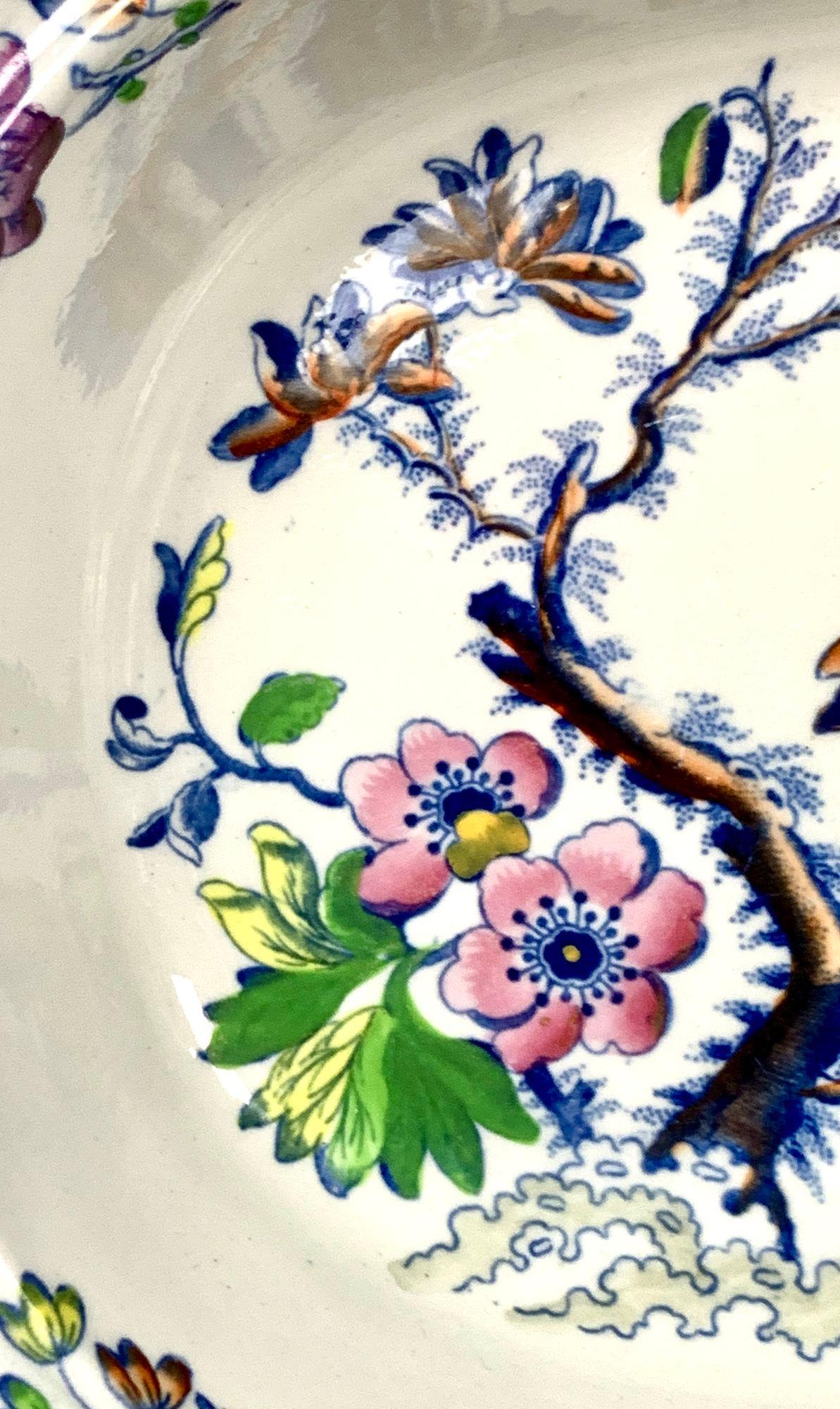 XIXe siècle Bol ovale à motif d'oiseaux volants fabriqué par Davenport Porcelain, Angleterre, vers 1840 en vente