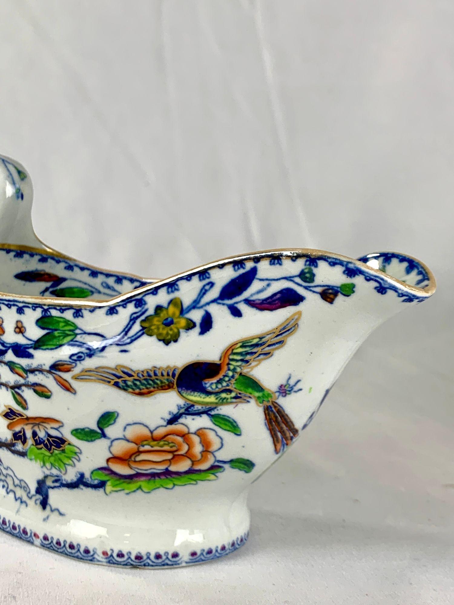 Dieses hübsche Paar antiker Saucieren ist mit dem lebhaften Flying Bird-Muster verziert.
Jedes Stück zeigt einen bunten, langschwänzigen Vogel, der über einen üppigen Chinoiserie-Garten voller blühender Blumen fliegt.
Das Muster ist in leuchtenden