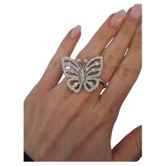 Fliegender Schmetterling zwischen den Fingern Ring