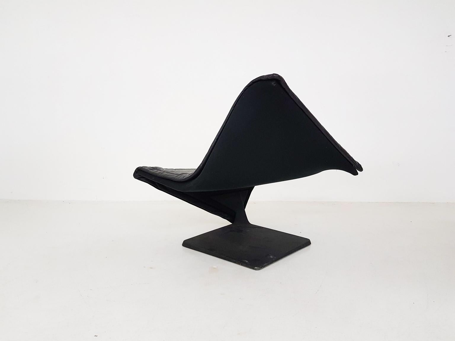 Leather lounge chair by German designer Simon Desanta and produced by Rosenthal Germany in the 1980s.

Become Aladdin in your own lounge chair! This chair is obviously called flying carpet because of its design. The black leather 