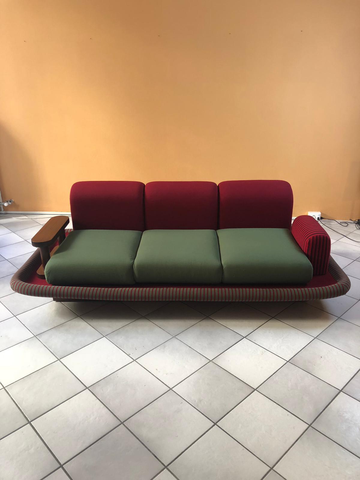 Rare, if not unique
Flying carpet sofa Ettore Sottsass,
circa 1974.
Measures: 217 x 107 x 65 cms
Published by bedding patentti Italy
Wood / fabrics / velvet / carpet
In a perfect state.

29000 Euros.