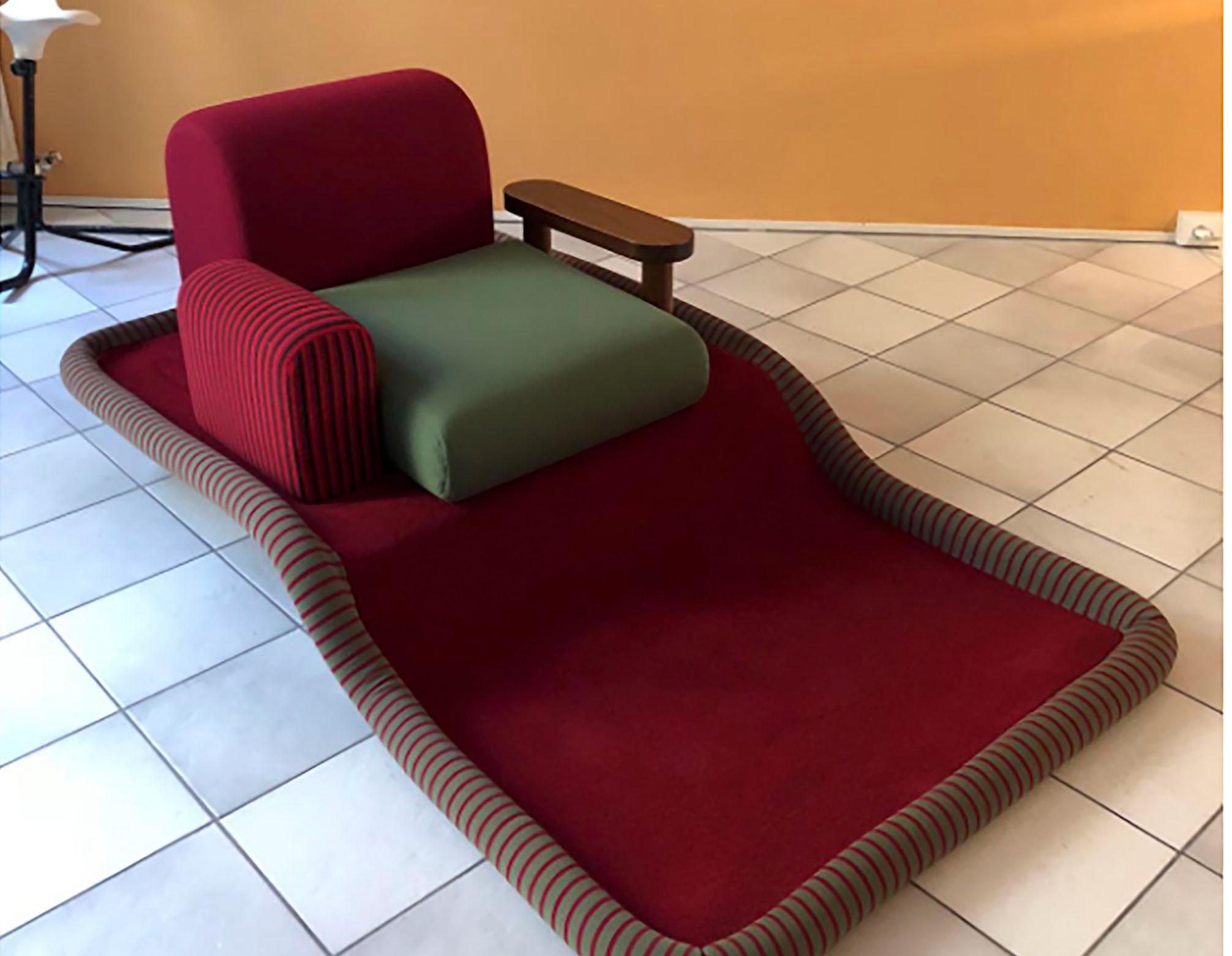 Rare, if not unique
Flying carpet sofa Ettore Sottsass,
circa 1974.
Measures: 217 x 107 x 65 cms
Published by bedding patentti Italy
Wood / fabrics / velvet / carpet
In a perfect state.

29000 Euros.