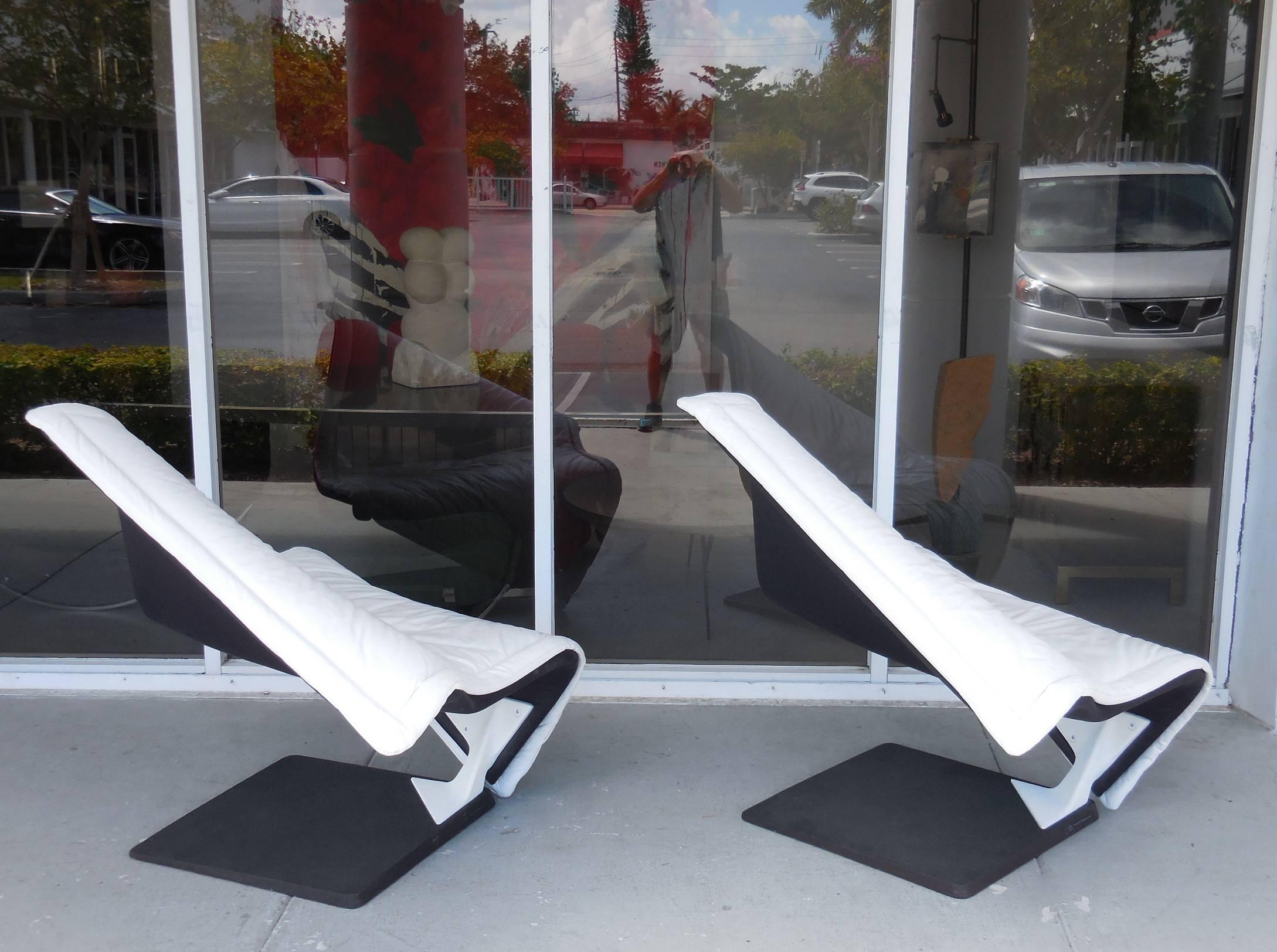 Flying Carpet White Leather Chairs by Simon Desanta for Rosenthal In Excellent Condition In Miami, FL