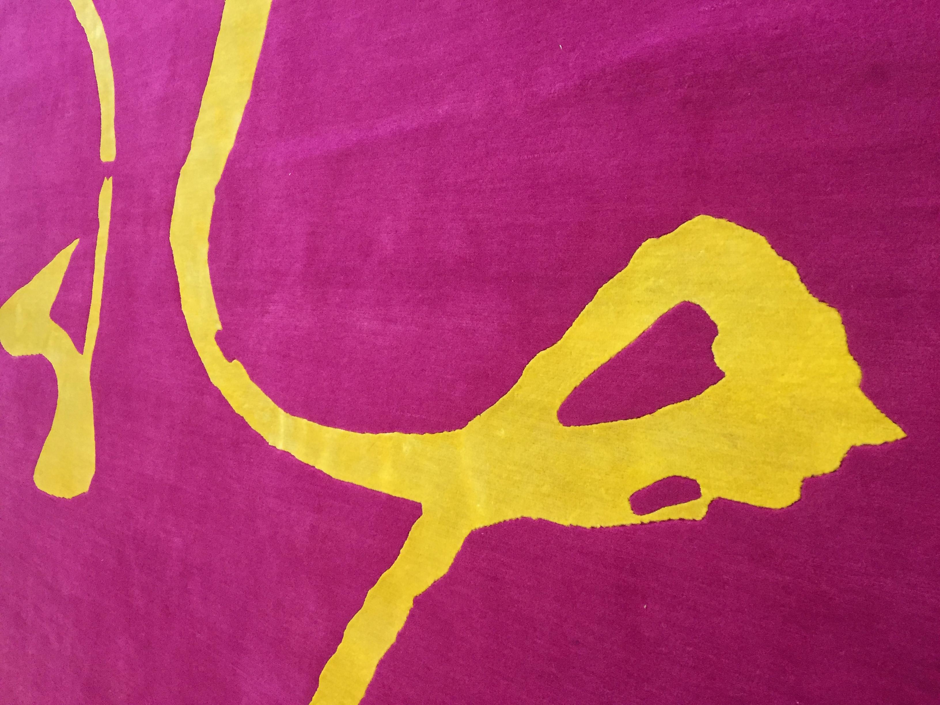 Chinesischer „Flying“-Ideogramm-Teppich „Flying“, entworfen von Paola Billi, gelbe Seide und rosa Wolle im Angebot 3