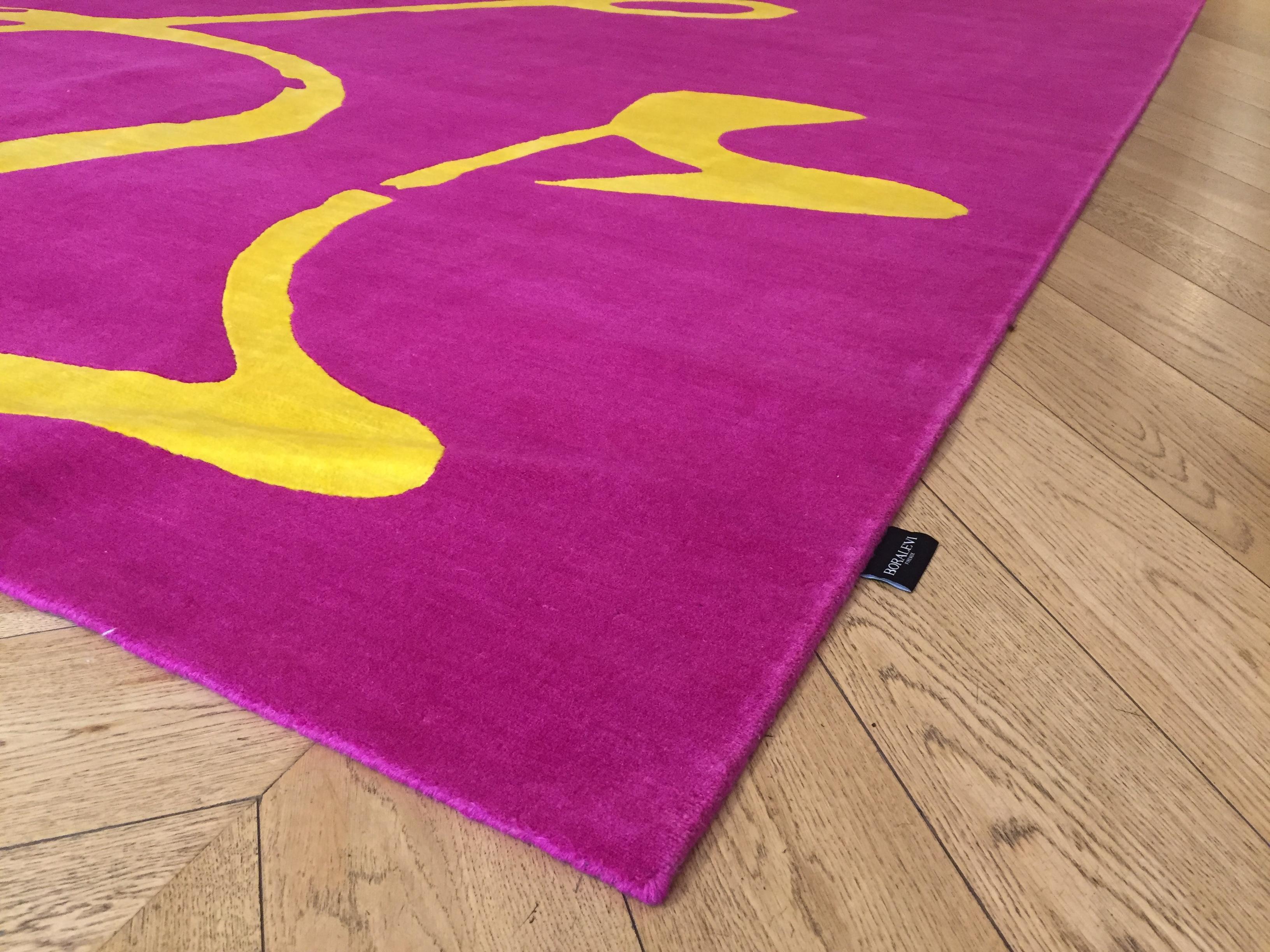 Chinesischer „Flying“-Ideogramm-Teppich „Flying“, entworfen von Paola Billi, gelbe Seide und rosa Wolle (Moderne) im Angebot