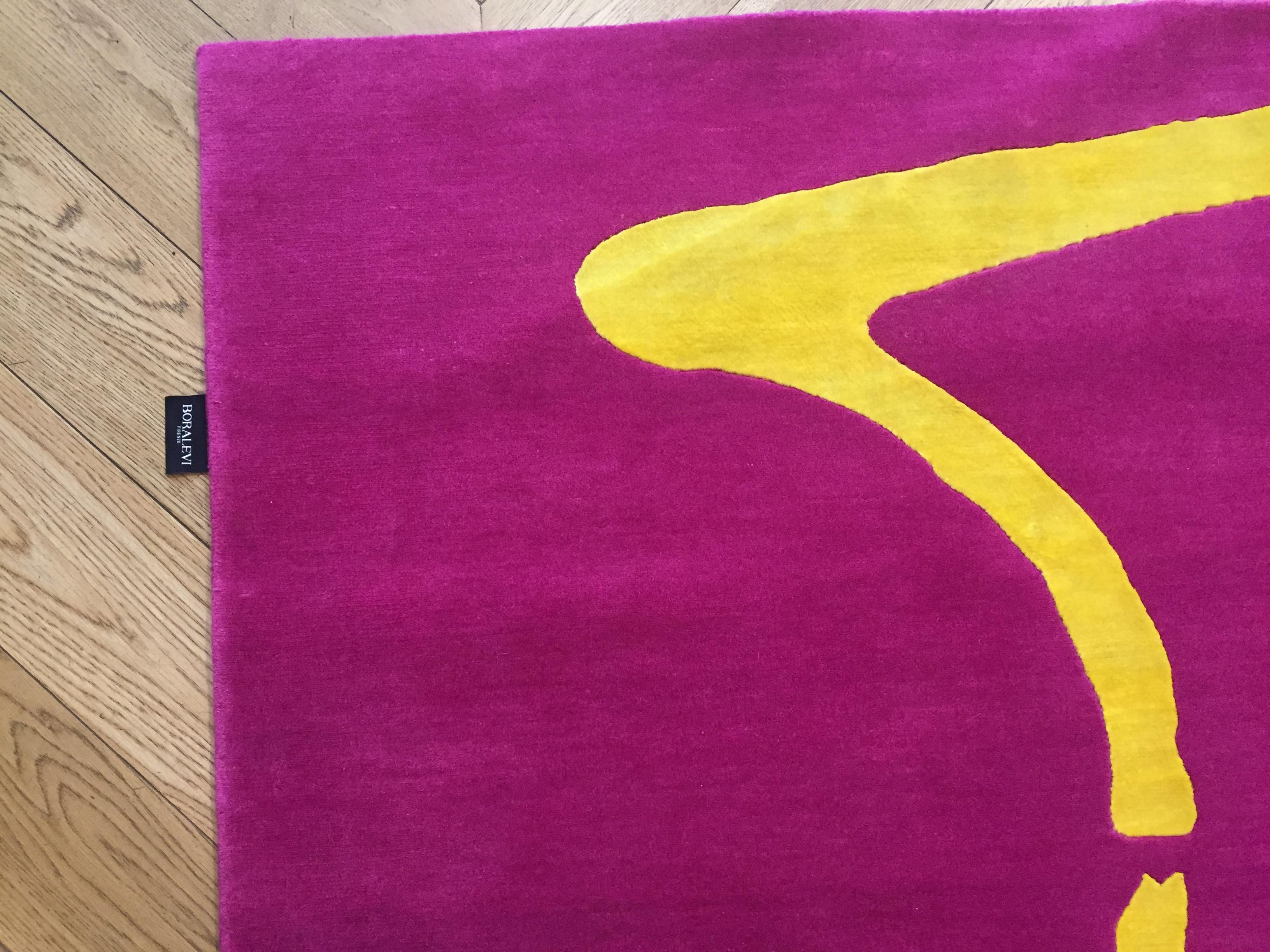 Chinesischer „Flying“-Ideogramm-Teppich „Flying“, entworfen von Paola Billi, gelbe Seide und rosa Wolle (Tibetisch) im Angebot