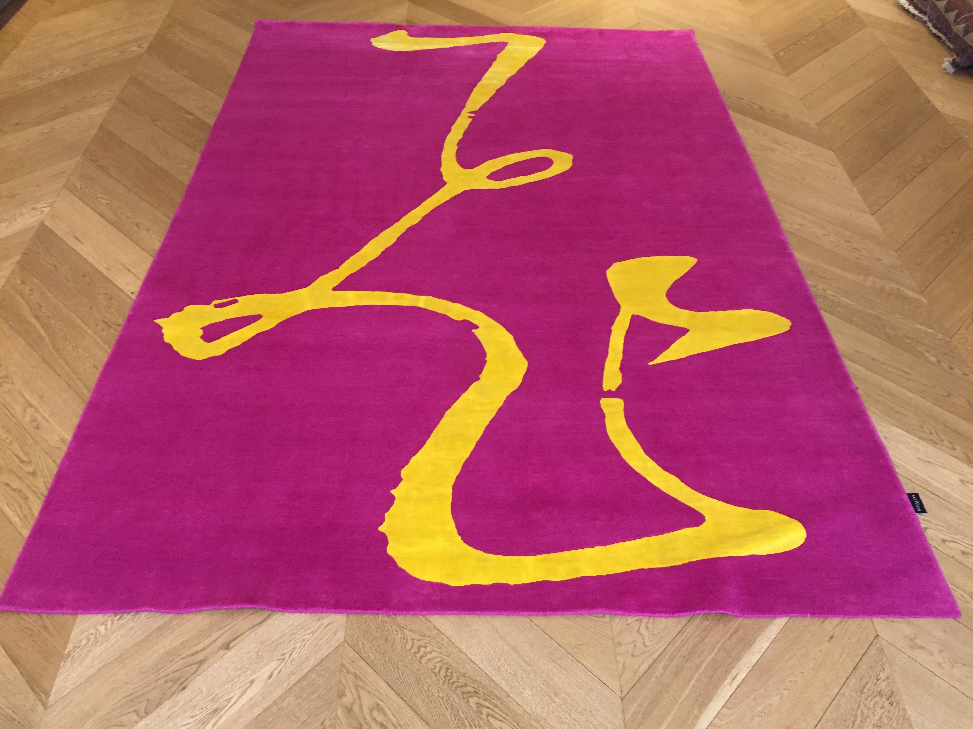 Chinesischer „Flying“-Ideogramm-Teppich „Flying“, entworfen von Paola Billi, gelbe Seide und rosa Wolle (Handgeknüpft) im Angebot